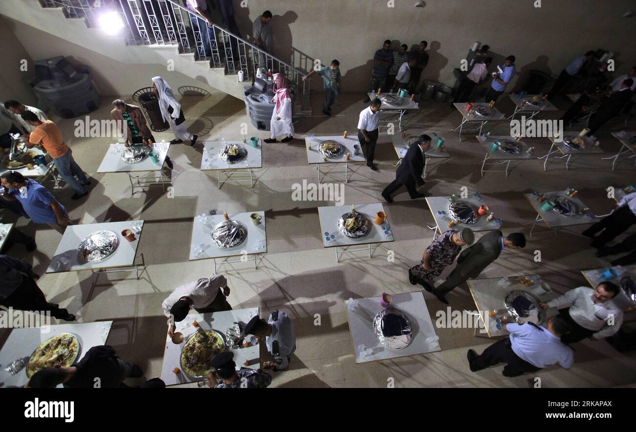 Bildnummer: 54413071  Datum: 08.09.2010  Copyright: imago/Xinhua (100908) -- AMMAN, Sept. 8, 2010 (Xinhua) -- Workers prepare iftar (breaking the fast sunset meal) at Al Hussein bin Talal Mosque in Amman, Jordan, on Sept. 8, 2010. The mosque was the ceremony venue for Jordan to watch the new moon of the lunar month of Shawwal, which is the following month of Muslim fasting month of Ramadan. Eid Ul-Fitr falls on the first three days of Shawwal, during which Muslims break their month-long fast and celebrate by socializing with relatives and neighbors. (Xinhua/Mohammad Abu Ghosh) (zw) JORDAN-AMMA Stock Photo