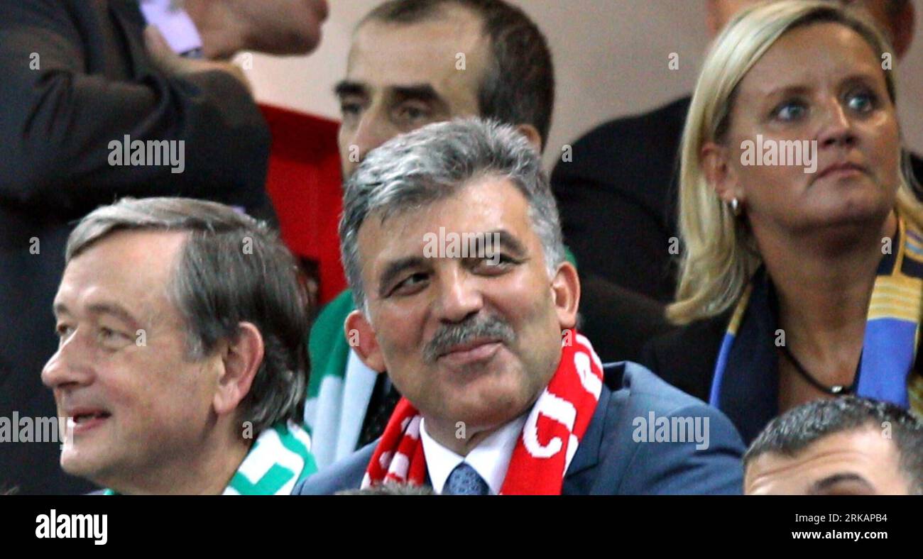 Bildnummer: 54413084  Datum: 08.09.2010  Copyright: imago/Xinhua (100909) -- ISTANBUL, Sept. 9, 2010 (Xinhua) -- Turkish President Abdullah Gul (C) watches the game during the quarterfinal between Turkey and Slovenia in the 2010 FIBA Basketball World Championship in Istanbul, Turkey, Sept. 8, 2010. Turkey was qualified for the semifinal after defeating Slovenia 95-68. (Xinhua/Cai Yang) TURKEY-ISTANBUL-FIBA-WORLD CHAMPIONSHIP-TURKEY VS SLOVENIA PUBLICATIONxNOTxINxCHN People Politik kbdig xsk 2010 quer o0 Privat, Edelfan    Bildnummer 54413084 Date 08 09 2010 Copyright Imago XINHUA  Istanbul Sep Stock Photo