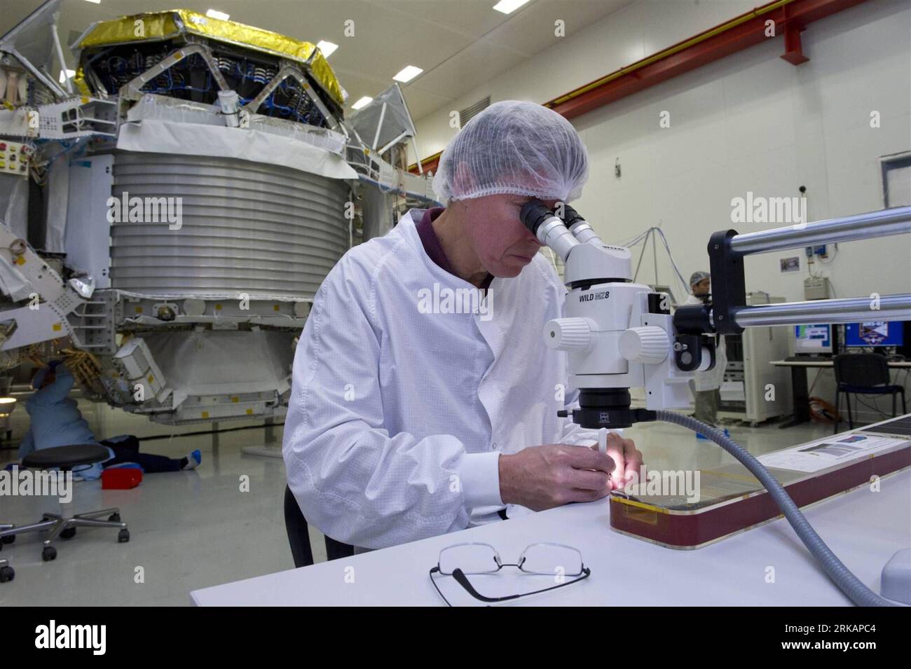 Bildnummer: 54413076  Datum: 20.07.2010  Copyright: imago/Xinhua (100908) -- GENEVA, Sept. 8, 2010 (Xinhua) -- Photo taken on July 20, 2010 shows scientist examines Alpha Magnetics Spectrometer (AMS), a particle detector designed and built to operate as an external payload on the International Space Station (ISS) to collect evidence of antimatter, dark matter and other hard-to-find elements of the universe over the next 20 years, at the European Organisation for Nuclear Research s (CERN) in Geneva, Switzerland. The 7.5-ton AMS device, assembled at the European Center for Nuclear Research to st Stock Photo