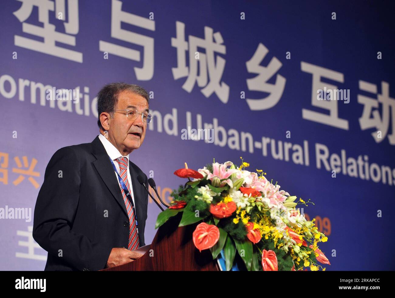 Bildnummer: 54414613  Datum: 09.09.2010  Copyright: imago/Xinhua (100909) -- SHAOXING, Sep. 09, 2010 (Xinhua) -- Romano Prodi, former President of European Commission and former Prime Minister of Italy, delivers a speech at the fifth theme forum of the Shanghai World Expo held in Shaoxing, a city of east China s Zhejiang Province, Sep. 9, 2010. The forum, focusing on economic transformation and urban-rural relations, kicked off on Thursday with participation of over 600 guests including renowned scholars and entrepreneurs. (Xinhua/Wang Dingchang) (zn) CHINA-ZHEJIANG-SHAOXING-WORLD EXPO-THEME F Stock Photo
