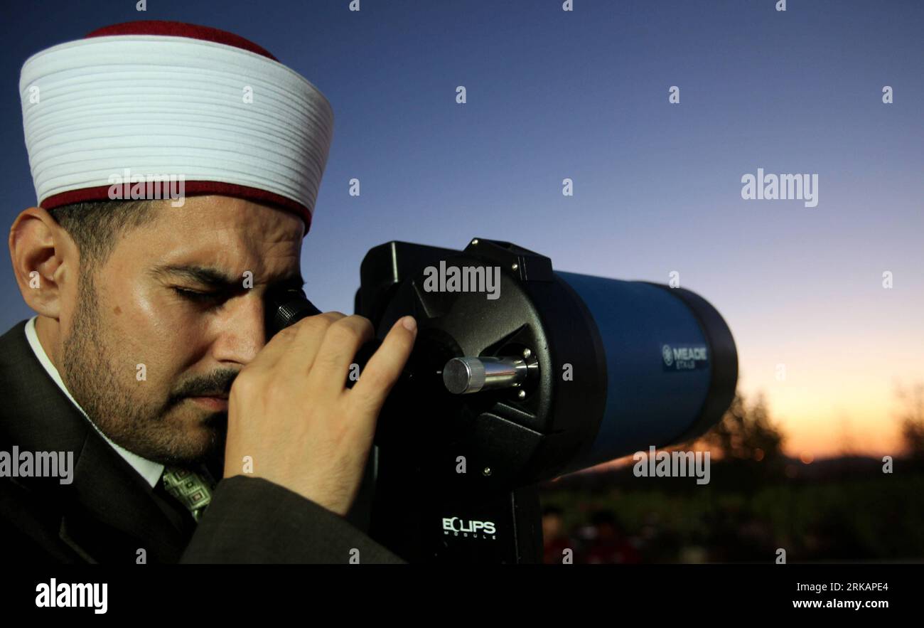 Bildnummer: 54413072  Datum: 08.09.2010  Copyright: imago/Xinhua (100908) -- AMMAN, Sept. 8, 2010 (Xinhua) -- A Muslim cleric looks through the telescope during an official religious ceremony at Al Hussein bin Talal Mosque in Amman, Jordan, on Sept. 8, 2010. The mosque was the ceremony venue for Jordan to watch the new moon of the lunar month of Shawwal, which is the following month of Muslim fasting month of Ramadan. Eid Ul-Fitr falls on the first three days of Shawwal, during which Muslims break their month-long fast and celebrate by socializing with relatives and neighbors. (Xinhua/Mohammad Stock Photo