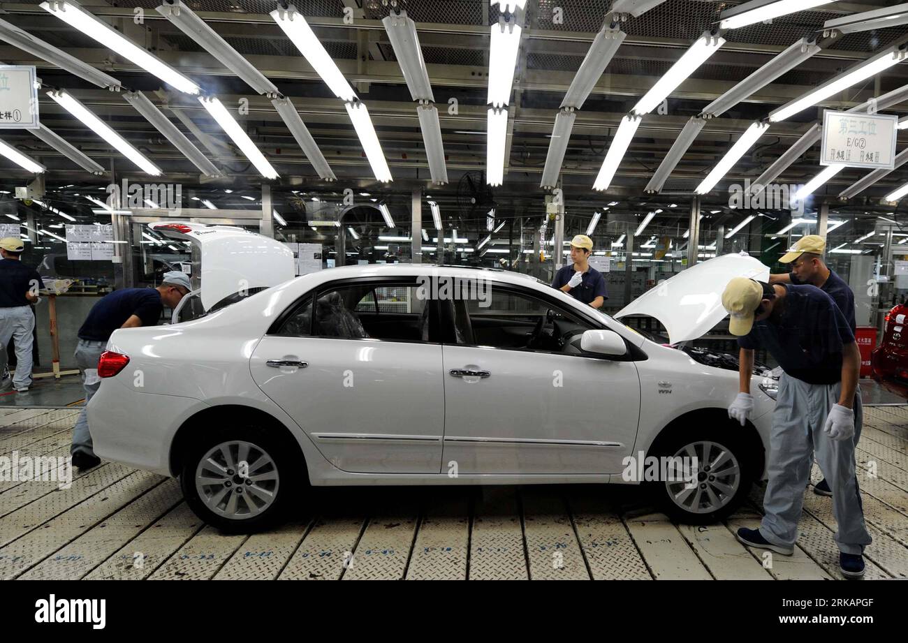 Bildnummer: 54414961  Datum: 08.09.2010  Copyright: imago/Xinhua (100909) -- TIANJIN, Sept. 9, 2010 (Xinhua) -- Workers test a limousine ready to roll off an automotive assembly line in Tianjin FAW-Toyota Motor Co., Ltd, in Binhai New Area of Tianjin, east China, Sept. 8, 2010. Tianjin FAW-Toyota assembled 235,000 vehicles in the first half of the year, rising by 67.3 percent. (Xinhua/Yue Yuewei) (zn) CHINA-TIANJIN-AUTOMOTIVE-TOYOTA-PRODUCTION (CN) PUBLICATIONxNOTxINxCHN Fotostory Wirtschaft Toyota Produktion kbdig xcb 2010 quer  o0 Gesellschaft, Arbeitswelten, Autoindustrie, Auto    Bildnumme Stock Photo