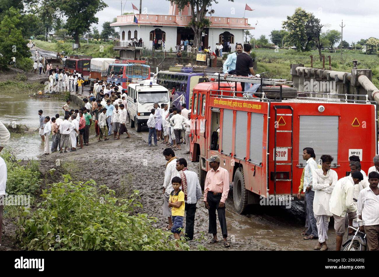 Bildnummer: 54416758  Datum: 09.09.2010  Copyright: imago/Xinhua (100909) -- NEW DELHI, Sept. 9, 2010 (Xinhua) -- Locals gather at the scene as search for the bus and its passengers that were swept away into the Bagdi river near Khategaon, Dewas district, in the central Indian state of Madhya Pradesh, Sept. 9, 2010. Over 70 were feared killed as a bus full of passengers was swept into the Bagdi river late on Sept. 8. (Xinhua/Stringer) (zw) INDIA-MADHYA PRADESH-BUS ACCIDENT PUBLICATIONxNOTxINxCHN Gesellschaft Verkehr Strasse Unfall Busunfall Busunglück kbdig xcb 2010 quer  o0 Bergung, Feuerwehr Stock Photo