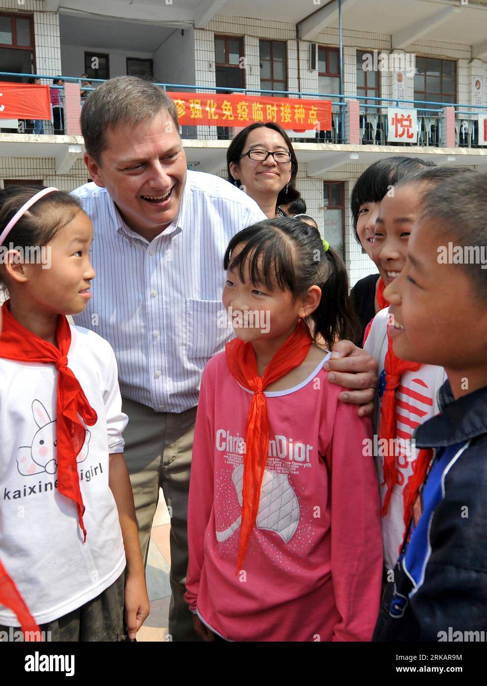 Bildnummer: 54418598  Datum: 11.09.2010  Copyright: imago/Xinhua (100911) -- ZHENGZHOU, Sept. 11, 2010 (Xinhua) -- David Sniadack, an official with World Health Organization (WHO), talks with students at a primary school in Kaifeng, central China s Henan Province, Sept. 11, 2010. David Sniadack, accompanied by staffs of China s Health Ministry and Center for Disease Control and Prevention, visited Henan Saturday for supervision of measles vaccination program. China began a large-scale measles vaccination program for an estimated 100 million children Saturday. (Xinhua/Wang Song) (wyo) CHINA-MEA Stock Photo