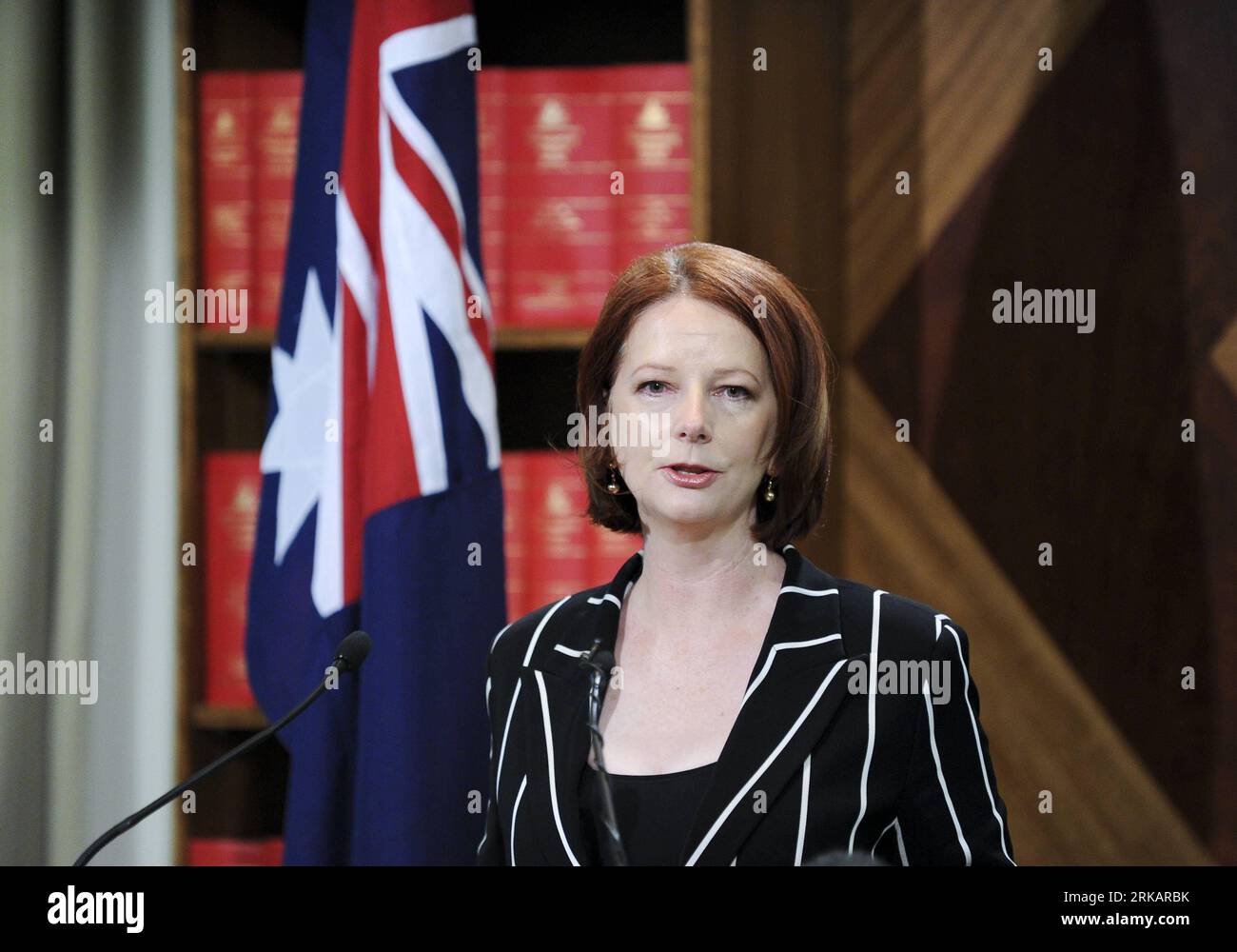 Bildnummer: 54418597  Datum: 11.09.2010  Copyright: imago/Xinhua (100911) -- MELBOURNE, Sep. 11, 2010 (Xinhua) -- Australian Prime Minister Julia Gillard announces her new cabinet for the Labor Government in next term in the Commonwealth Office in Melbourne, Australia, Sep 11, 2010. Gillard confirmed that former Prime Minister Kevin Rudd would be given the Foreign Affairs portfolio. (Xinhua/Bai Xue) (yc) AUSTRALIA-PRIME MINISTER-NEW CABINET PUBLICATIONxNOTxINxCHN People Politik kbdig xmk 2010 quer     Bildnummer 54418597 Date 11 09 2010 Copyright Imago XINHUA  Melbourne Sep 11 2010 XINHUA Aust Stock Photo