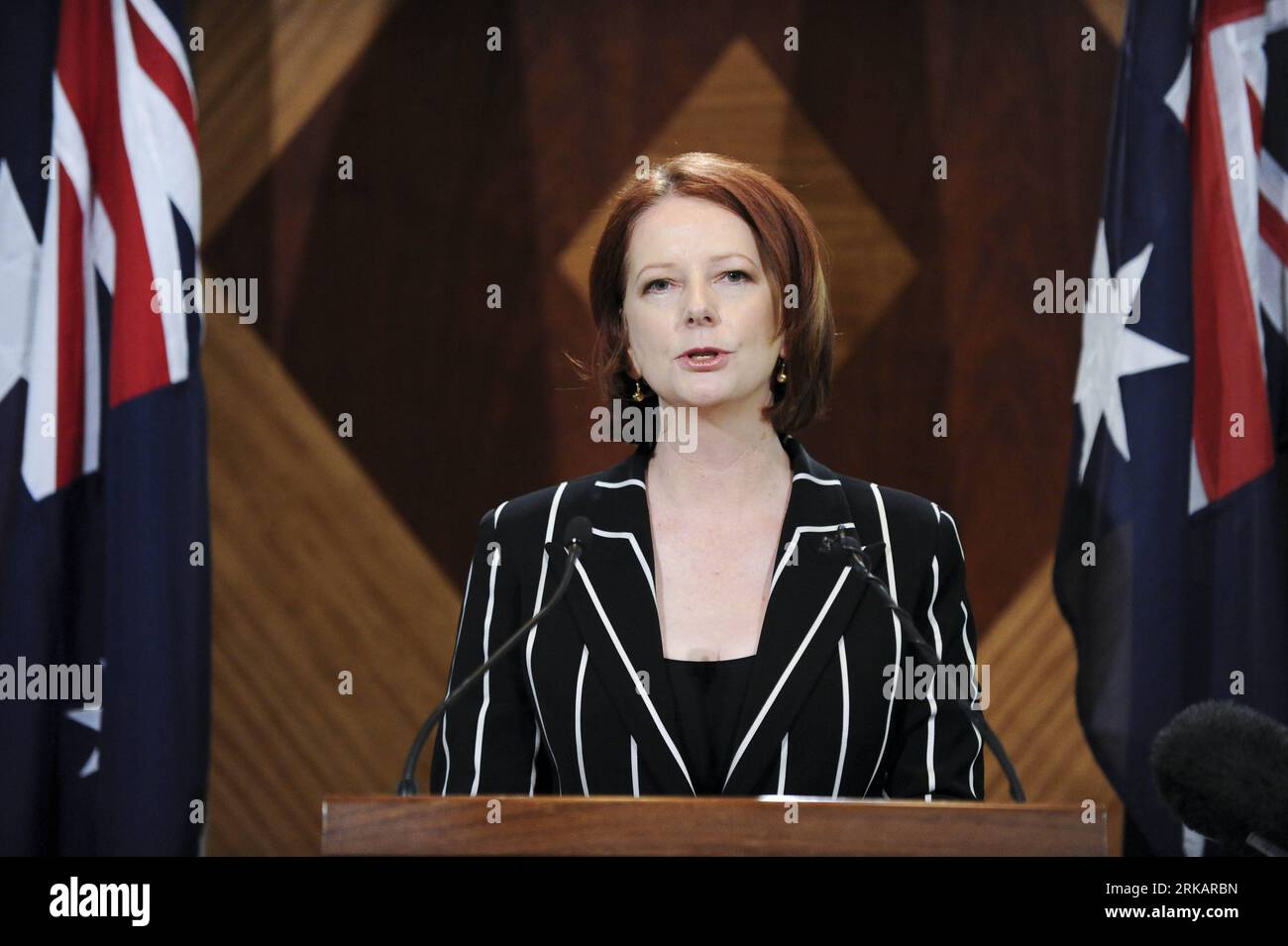 Bildnummer: 54418595  Datum: 11.09.2010  Copyright: imago/Xinhua (100911) -- MELBOURNE, Sep. 11, 2010 (Xinhua) -- Australian Prime Minister Julia Gillard announces her new cabinet for the Labor Government in next term in the Commonwealth Office in Melbourne, Australia, Sep 11, 2010. Gillard confirmed that former Prime Minister Kevin Rudd would be given the Foreign Affairs portfolio. (Xinhua/Bai Xue) (yc) AUSTRALIA-PRIME MINISTER-NEW CABINET PUBLICATIONxNOTxINxCHN People Politik kbdig xmk 2010 quer     Bildnummer 54418595 Date 11 09 2010 Copyright Imago XINHUA  Melbourne Sep 11 2010 XINHUA Aust Stock Photo