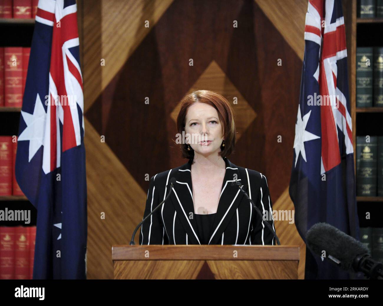Bildnummer: 54418612  Datum: 11.09.2010  Copyright: imago/Xinhua (100911) -- MELBOURNE, Sep. 11, 2010 (Xinhua) -- Australian Prime Minister Julia Gillard announces her new cabinet for the Labor Government in next term in the Commonwealth Office in Melbourne, Australia, Sep 11, 2010. Gillard confirmed that former Prime Minister Kevin Rudd would be given the Foreign Affairs portfolio. (Xinhua/Bai Xue) (yc) AUSTRALIA-PRIME MINISTER-NEW CABINET PUBLICATIONxNOTxINxCHN People Politik kbdig xmk 2010 quer premiumd xint     Bildnummer 54418612 Date 11 09 2010 Copyright Imago XINHUA  Melbourne Sep 11 20 Stock Photo