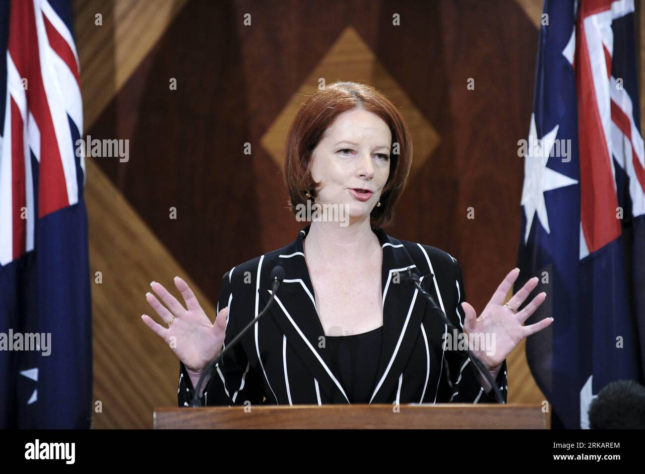 Bildnummer: 54418613  Datum: 11.09.2010  Copyright: imago/Xinhua (100911) -- MELBOURNE, Sep. 11, 2010 (Xinhua) -- Australian Prime Minister Julia Gillard announces her new cabinet for the Labor Government in next term in the Commonwealth Office in Melbourne, Australia, Sep 11, 2010. Gillard confirmed that former Prime Minister Kevin Rudd would be given the Foreign Affairs portfolio. (Xinhua/Bai Xue) (yc) AUSTRALIA-PRIME MINISTER-NEW CABINET PUBLICATIONxNOTxINxCHN People Politik kbdig xmk 2010 quer premiumd xint     Bildnummer 54418613 Date 11 09 2010 Copyright Imago XINHUA  Melbourne Sep 11 20 Stock Photo