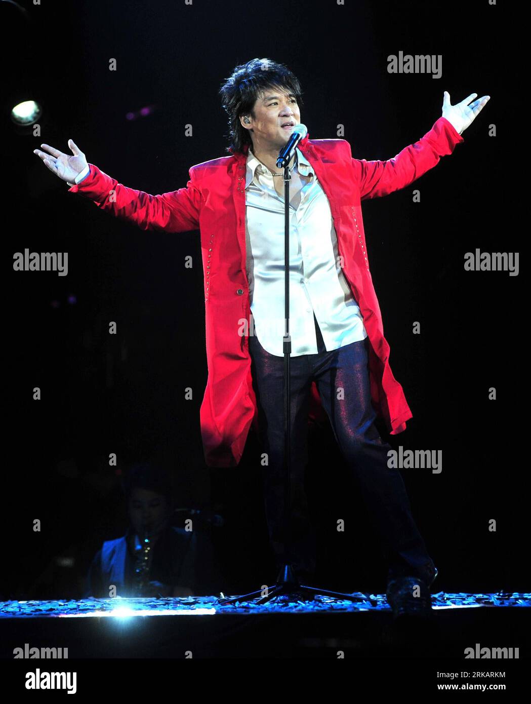 Bildnummer: 54420299  Datum: 11.09.2010  Copyright: imago/Xinhua (100912) -- WUHAN, Sept. 12, 2010 (Xinhua) -- Singer Emil Chau performs during the Wuhan stage of his 2010 tour concert in the gymnasium of the sports center in Wuhan, capital of central China s Hubei Province, Sept. 11, 2010. (Xinhua/Xiong Bo) (mcg) CHINA-WUHAN-EMIL CHAU-CONCERT (CN) PUBLICATIONxNOTxINxCHN People Entertainment Kultur Musik Aktion kbdig xdp 2010 hoch    Bildnummer 54420299 Date 11 09 2010 Copyright Imago XINHUA  Wuhan Sept 12 2010 XINHUA Singer Emil Chau performs during The Wuhan Stage of His 2010 Tour Concert in Stock Photo