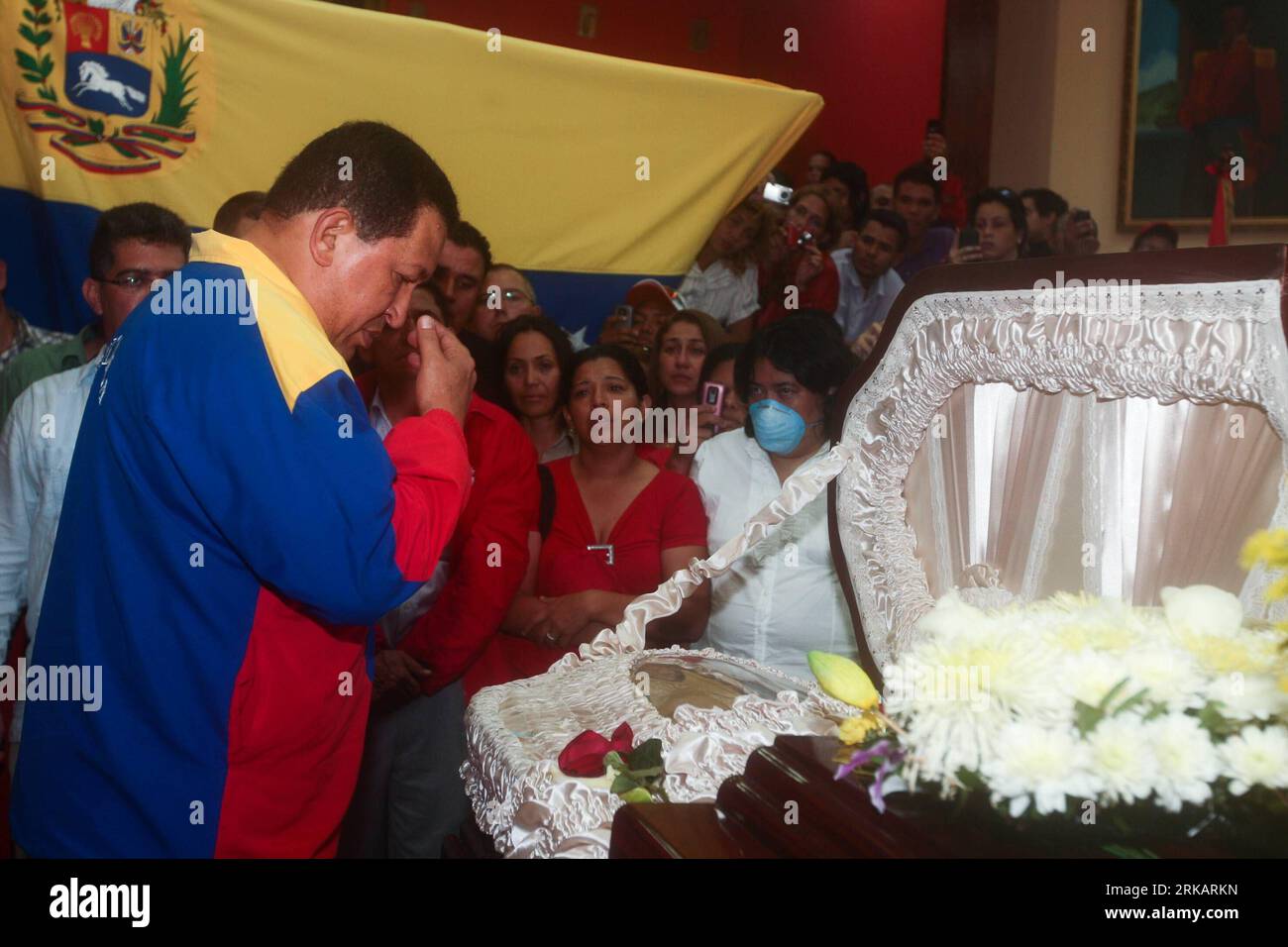 Bildnummer: 54420323  Datum: 11.09.2010  Copyright: imago/Xinhua GUARICO, Sept. 12, 2010 (Xinhua) -- Venezuelan President Hugo Chavez attends the memorial service for William Lara, who was governor of Guarico and an important official of the ruling United Socialist Party of Venezuela, in San Juan de los Morros, Guarico, Venezuala, Sept. 11, 2010. William Lara was found dead by drowning on Friday. (Xinhua/Ernandez) (lyx) VENEZUELA-GUARICO-WILLIAM LARA-DEATH PUBLICATIONxNOTxINxCHN Gesellschaft Politik Trauer Tot Beerdigung People kbdig xdp 2010 quer premiumd xint    Bildnummer 54420323 Date 11 0 Stock Photo