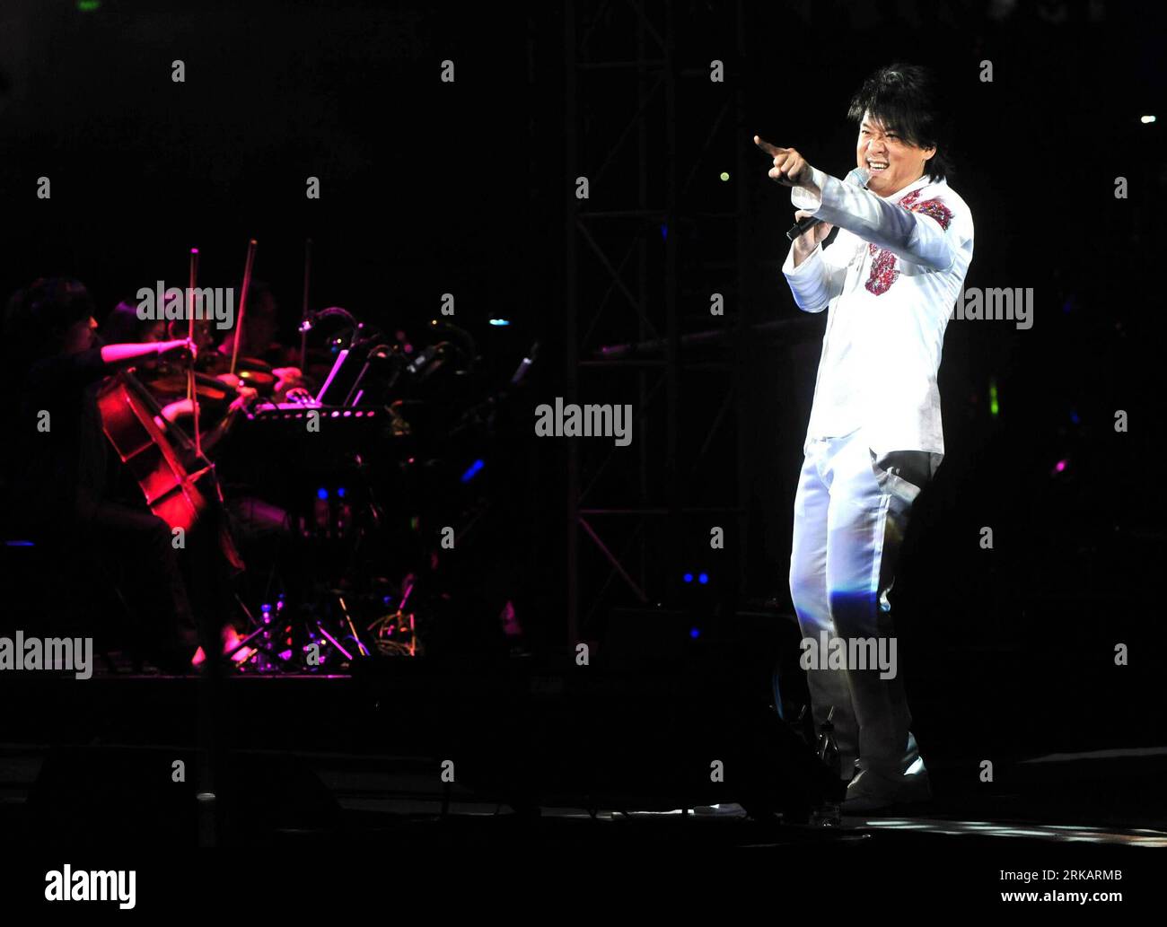 Bildnummer: 54420298  Datum: 11.09.2010  Copyright: imago/Xinhua (100912) -- WUHAN, Sept. 12, 2010 (Xinhua) -- Singer Emil Chau performs during the Wuhan stage of his 2010 tour concert in the gymnasium of the sports center in Wuhan, capital of central China s Hubei Province, Sept. 11, 2010. (Xinhua/Xiong Bo) (mcg) CHINA-WUHAN-EMIL CHAU-CONCERT (CN) PUBLICATIONxNOTxINxCHN People Entertainment Kultur Musik Aktion kbdig xdp 2010 quer    Bildnummer 54420298 Date 11 09 2010 Copyright Imago XINHUA  Wuhan Sept 12 2010 XINHUA Singer Emil Chau performs during The Wuhan Stage of His 2010 Tour Concert in Stock Photo