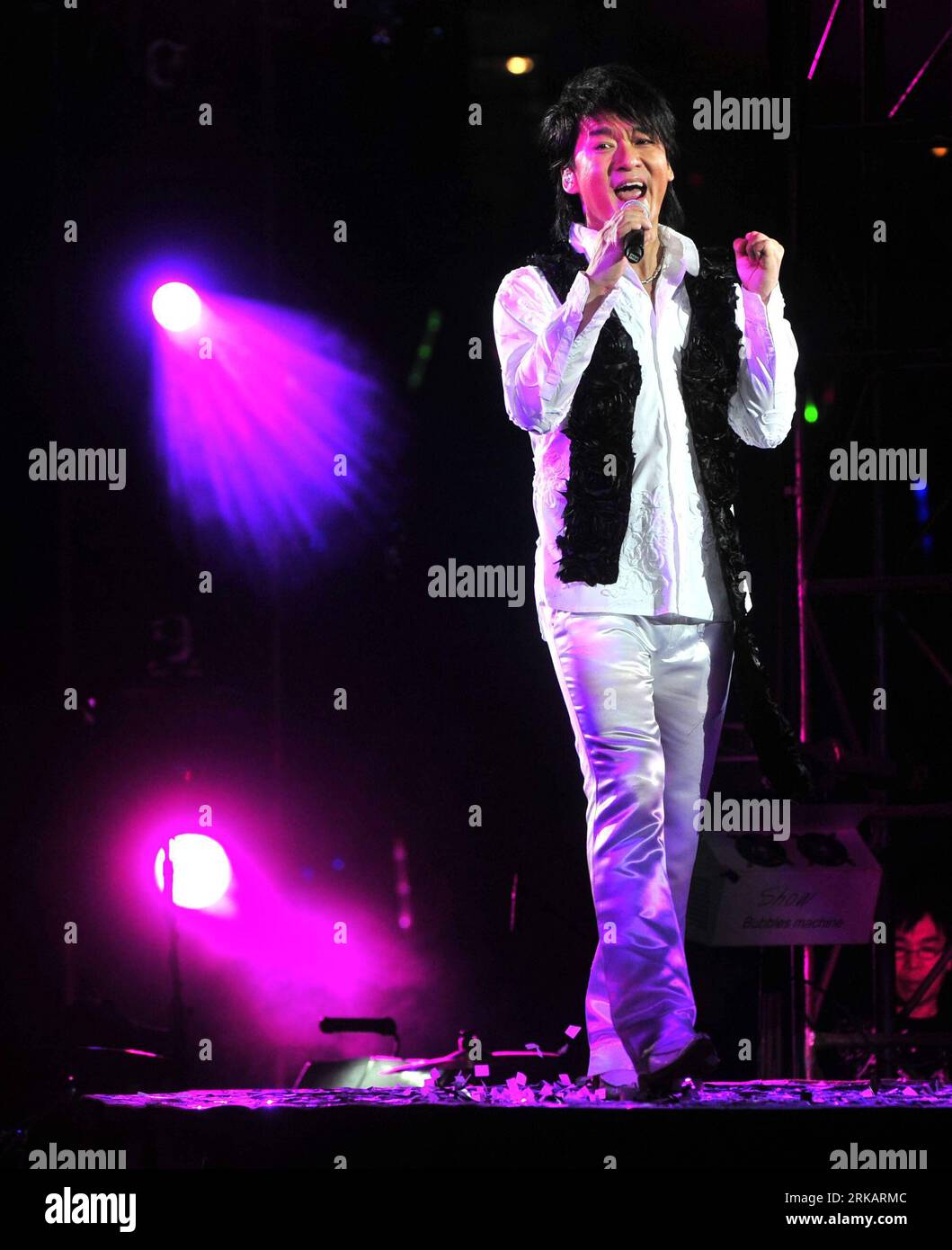 Bildnummer: 54420295  Datum: 11.09.2010  Copyright: imago/Xinhua (100912) -- WUHAN, Sept. 12, 2010 (Xinhua) -- Singer Emil Chau performs during the Wuhan stage of his 2010 tour concert in the gymnasium of the sports center in Wuhan, capital of central China s Hubei Province, Sept. 11, 2010. (Xinhua/Xiong Bo) (mcg) CHINA-WUHAN-EMIL CHAU-CONCERT (CN) PUBLICATIONxNOTxINxCHN People Entertainment Kultur Musik Aktion kbdig xdp 2010 hoch    Bildnummer 54420295 Date 11 09 2010 Copyright Imago XINHUA  Wuhan Sept 12 2010 XINHUA Singer Emil Chau performs during The Wuhan Stage of His 2010 Tour Concert in Stock Photo