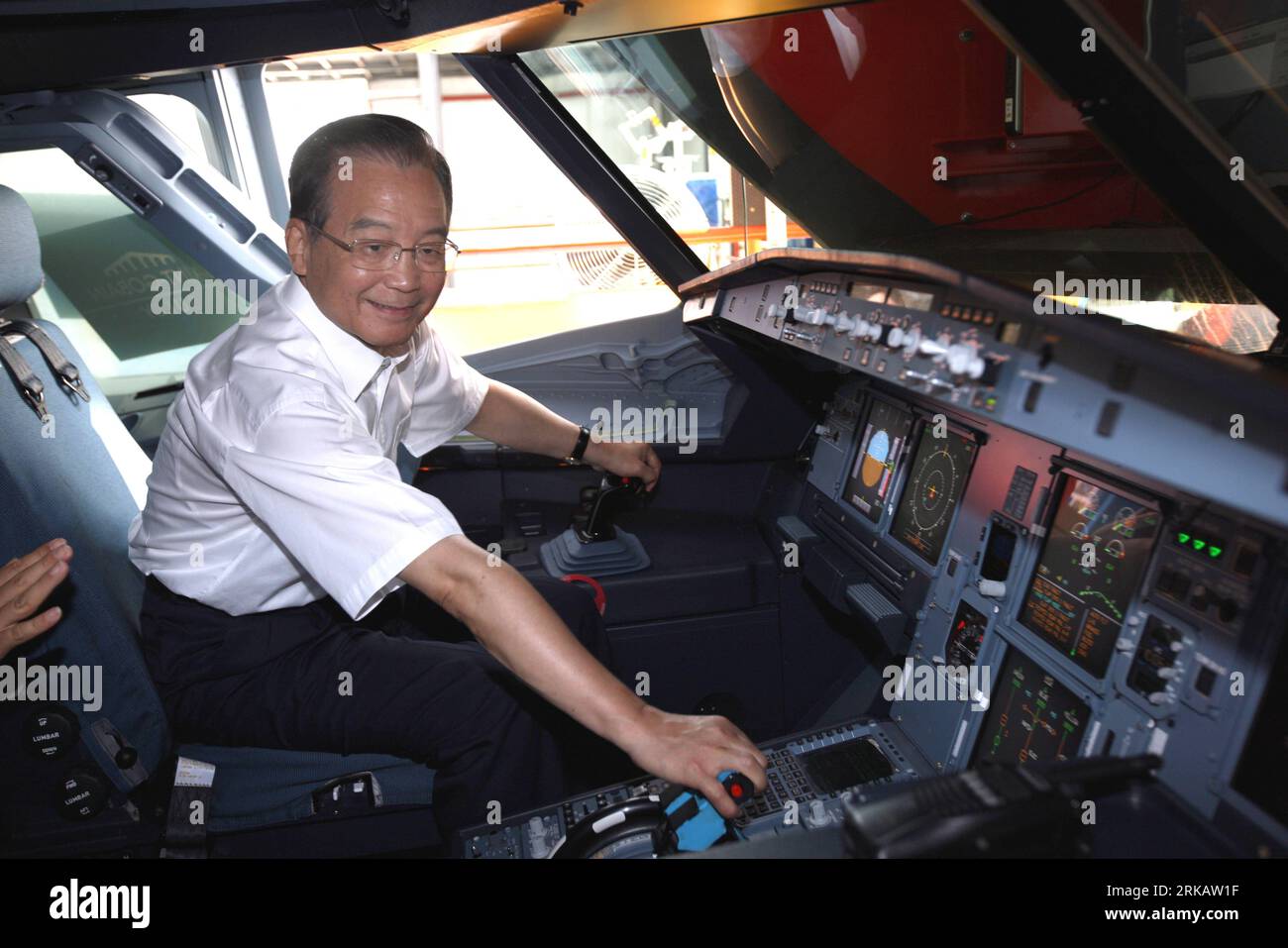 Bildnummer: 54428577  Datum: 12.09.2010  Copyright: imago/Xinhua (100914) -- BEIJING, Sept. 14, 2010 (Xinhua) -- Chinese Premier Wen Jiabao inspects an Airbus A320 plane under assembly at an assembly factory of the Airbus A320 model in north China s Tianjin Municipality, Sept. 12, 2010. Wen Jiabao made an inspection tour in Tianjin on Sept. 12. (Xinhua/Yao Dawei) (mcg) CHINA-TIANJIN-WEN JIABAO-INSPECTION (CN) PUBLICATIONxNOTxINxCHN People Politik kbdig xdp 2010 quer premiumd xint     Bildnummer 54428577 Date 12 09 2010 Copyright Imago XINHUA  Beijing Sept 14 2010 XINHUA Chinese Premier Wen Jia Stock Photo