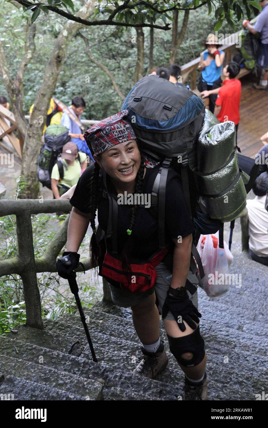 Bildnummer: 54431984  Datum: 11.09.2010  Copyright: imago/Xinhua PINGXIANG, Sept. 12, 2010 (Xinhua) -- A backpacker hikes in the Wugong Mountain in Pingxiang, east China s Jiangxi Province, Sept. 11, 2010. About 3,600 backpackers gathered in the Wugong Mountain to show their capacities of surviving in the wild during a three-day-long tent festival which kicked off on Friday. (Xinhua/Yu Heping) (zn) CHINA-JIANGXI-PINGXIANG-TENT FESTIVAL (CN) PUBLICATIONxNOTxINxCHN Gesellschaft kbdig xkg 2010 hoch o0 zelten Survival Training überleben Wildnis Backpacker    Bildnummer 54431984 Date 11 09 2010 Cop Stock Photo