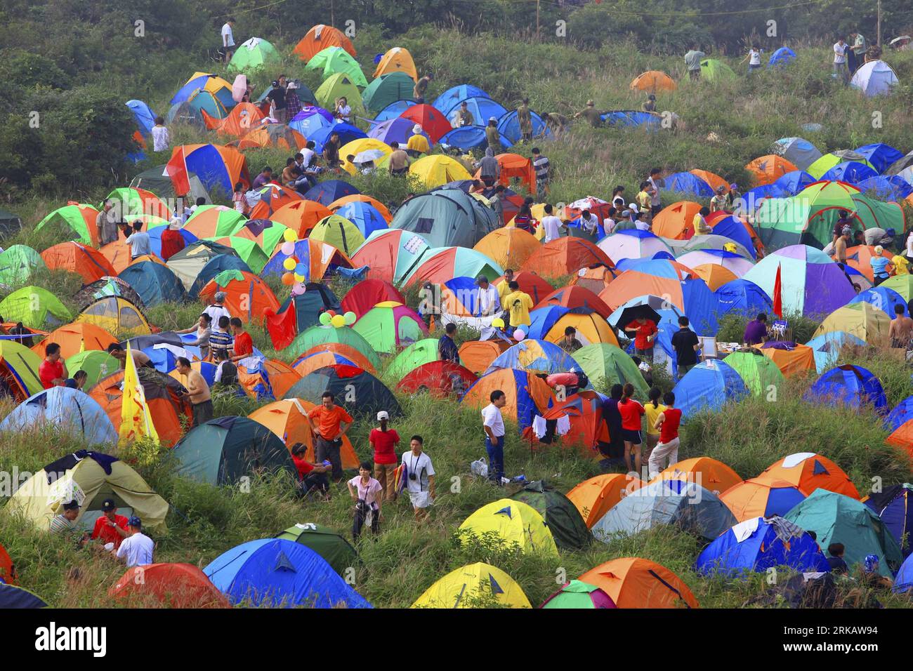 Bildnummer: 54431958  Datum: 11.09.2010  Copyright: imago/Xinhua PINGXIANG, Sept. 12, 2010 (Xinhua) -- Thousands of backpackers camp in the Wugong Mountain in Pingxiang, east China s Jiangxi Province, Sept. 11, 2010. About 3,600 backpackers gathered in the Wugong Mountain to show their capacities of surviving in the wild during a three-day-long tent festival which kicked off on Friday. (Xinhua/Yu Heping) (zn) CHINA-JIANGXI-PINGXIANG-TENT FESTIVAL (CN) PUBLICATIONxNOTxINxCHN Gesellschaft kbdig xkg 2010 quer Aufmacher o0 zelten Survival Totale    Bildnummer 54431958 Date 11 09 2010 Copyright Ima Stock Photo