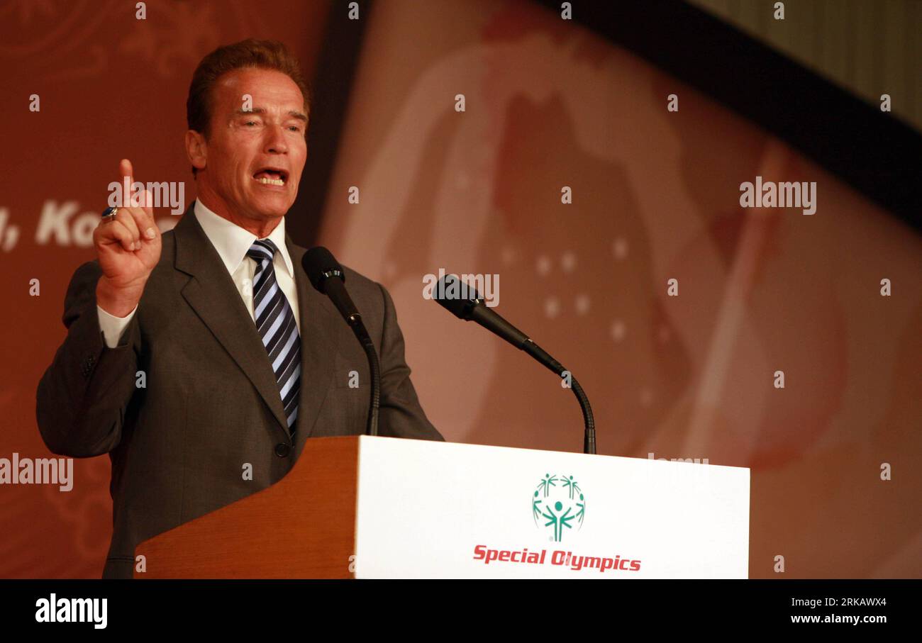 Bildnummer: 54432207  Datum: 15.09.2010  Copyright: imago/Xinhua SEOUL, Sept. 15, 2010 (Xinhua) -- US California Governor Arnold Schwarzenegger addresses a press conference held in Seoul, capital of South Korea, Sept. 15, 2010. Special Olympics International announced here on Wednesday that PyeongChang in South Korea, a candidate city to host the 2018 Winter Olympics, was officially chosen to host the 2013 Special Olympics World Winter Games. (Xinhua/He Lulu) (hy) SOUTH KOREA-SEOUL-2013 SPECIAL OLYMPICS-PYEONGCHANG PUBLICATIONxNOTxINxCHN People Politik kbdig xkg 2010 quer    Bildnummer 5443220 Stock Photo
