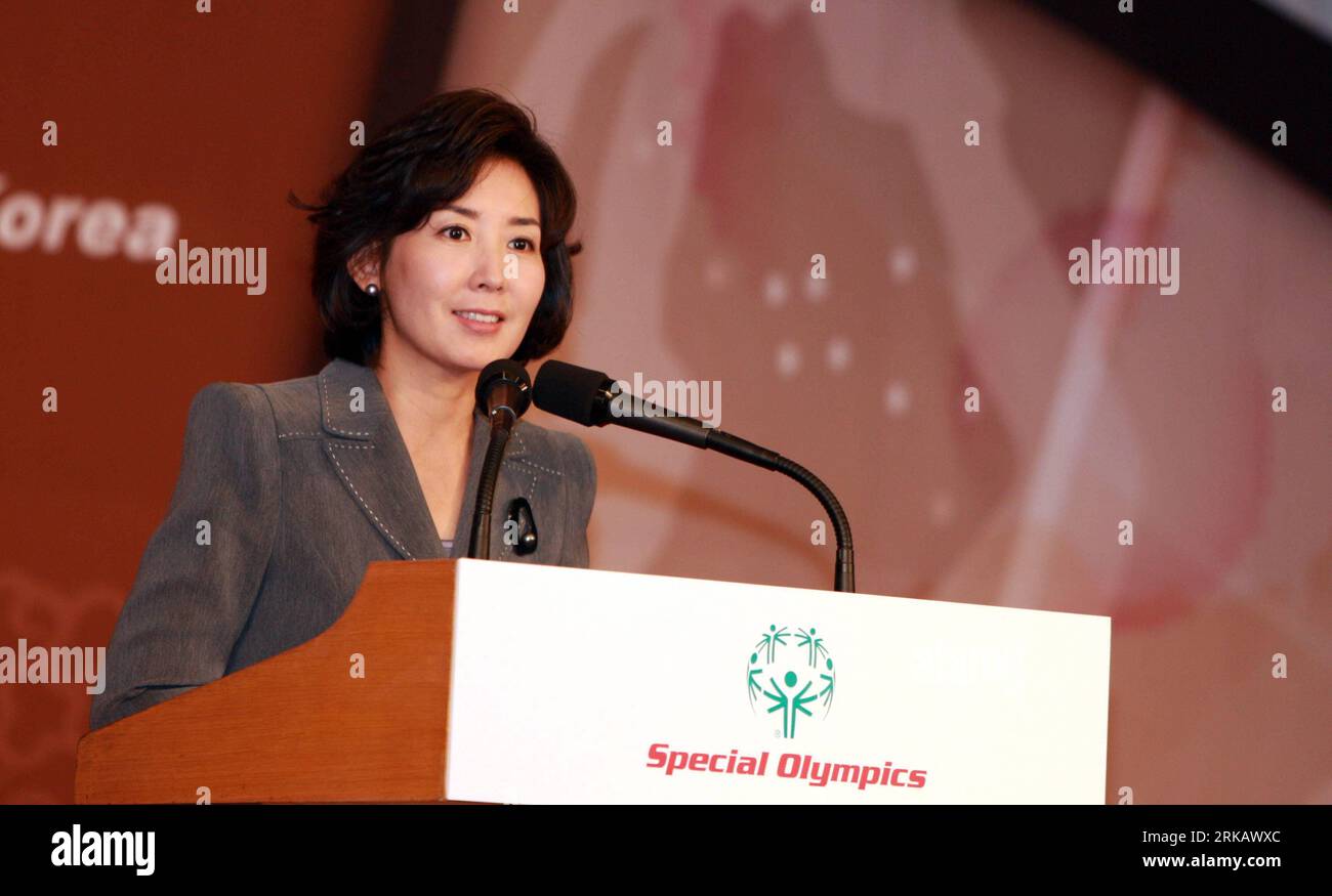Bildnummer: 54432209  Datum: 15.09.2010  Copyright: imago/Xinhua SEOUL, Sept. 15, 2010 (Xinhua) -- Na Kyung-won of Grand National Party, Chairperson for the Preparatory Committee of the 2013 event, addresses a press conference held in Seoul, capital of South Korea, Sept. 15, 2010. Special Olympics International announced here on Wednesday that PyeongChang in South Korea, a candidate city to host the 2018 Winter Olympics, was officially chosen to host the 2013 Special Olympics World Winter Games. (Xinhua/He Lulu) (hy) SOUTH KOREA-SEOUL-2013 SPECIAL OLYMPICS-PYEONGCHANG PUBLICATIONxNOTxINxCHN Pe Stock Photo