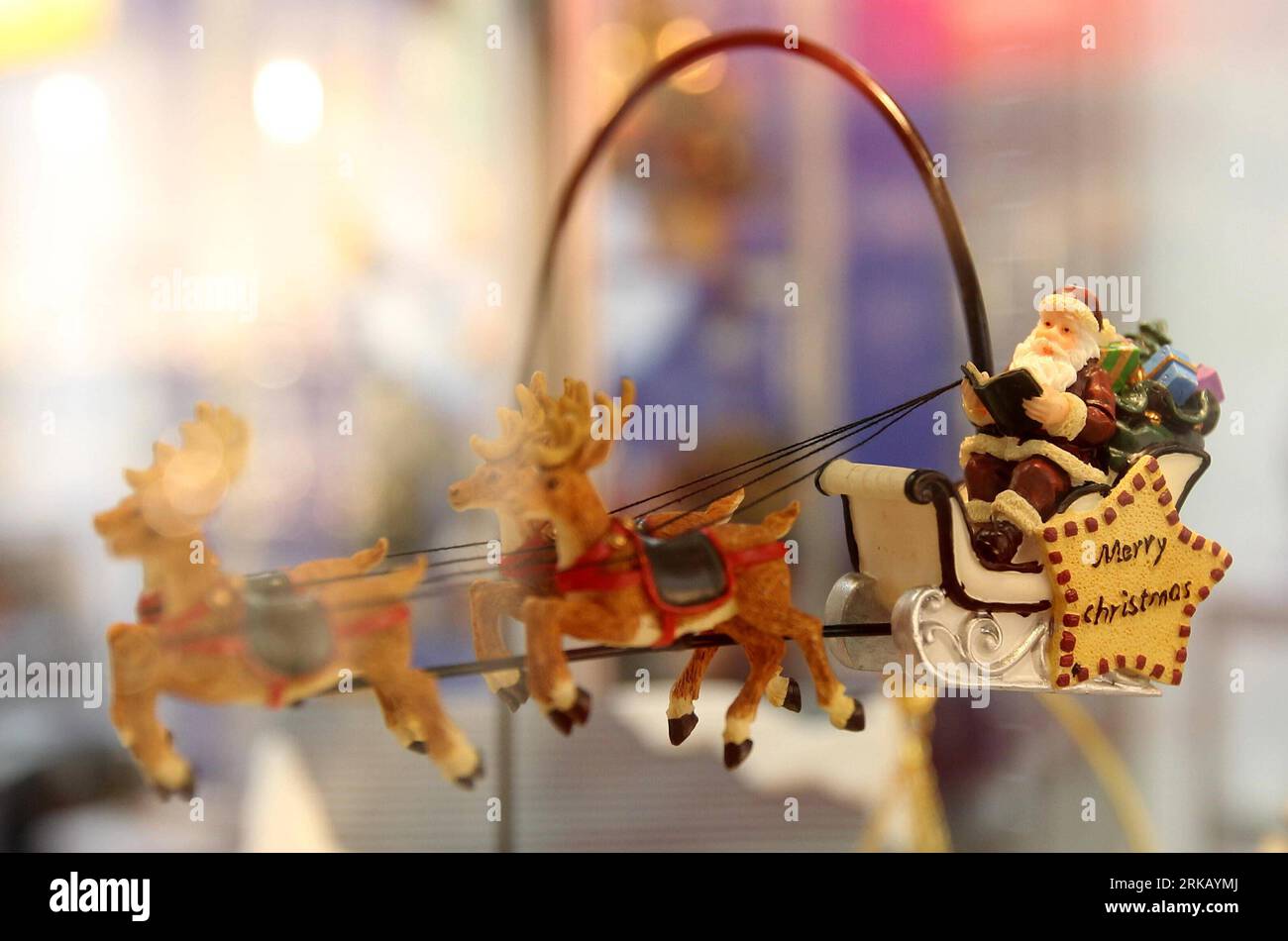 Bildnummer: 54436697  Datum: 16.09.2010  Copyright: imago/Xinhua (100916) -- MOSCOW, Sept. 16, 2010 (Xinhua) -- A Christmas decoration is exhibited during the 18th Specialty Advertising & Promotional products fair at the Crocus Expo International Exhibition Center in Moscow, Russia, Sept. 16, 2010. Some 200 exhibitors took park in the three-day expo which opened on Sept. 14. (Xinhua/Lu Jinbo) (zw) RUSSIA-MOSCOW-ADVERTISING & PROMOTIONAL PRODUCTS FAIR PUBLICATIONxNOTxINxCHN Wirtschaft Messe kbdig xsk 2010 quer  o0 Objekte, Weihnachten, Figur, Weihnachtsmann, Schlitten    Bildnummer 54436697 Dat Stock Photo