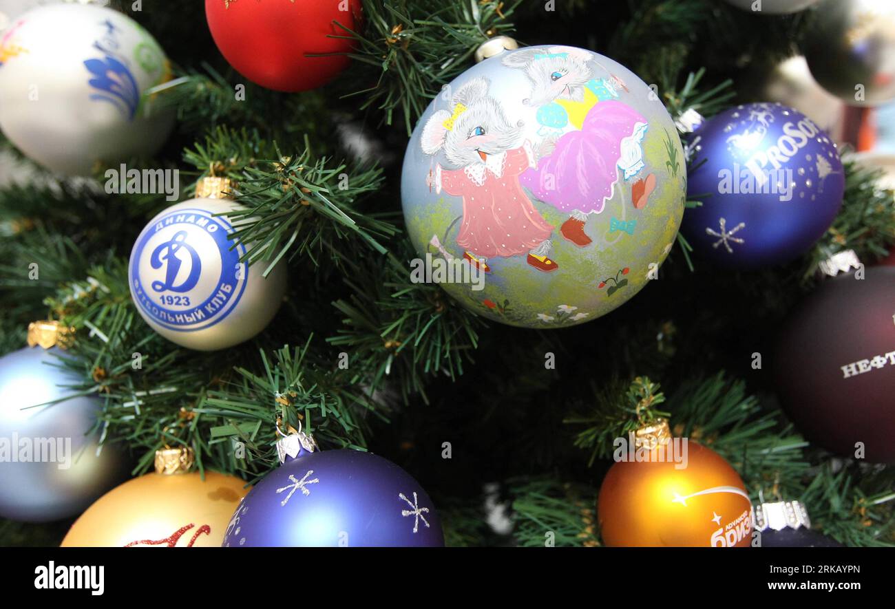 Bildnummer: 54436696  Datum: 16.09.2010  Copyright: imago/Xinhua (100916) -- MOSCOW, Sept. 16, 2010 (Xinhua) -- A Christmas decoration is exhibited during the 18th Specialty Advertising & Promotional products fair at the Crocus Expo International Exhibition Center in Moscow, Russia, Sept. 16, 2010. Some 200 exhibitors took park in the three-day expo which opened on Sept. 14. (Xinhua/Lu Jinbo) (zw) RUSSIA-MOSCOW-ADVERTISING & PROMOTIONAL PRODUCTS FAIR PUBLICATIONxNOTxINxCHN Wirtschaft Messe kbdig xsk 2010 quer  o0 Objekte, Weihnachten, Weihnachtsschmuck, Christbaumkugeln    Bildnummer 54436696 Stock Photo
