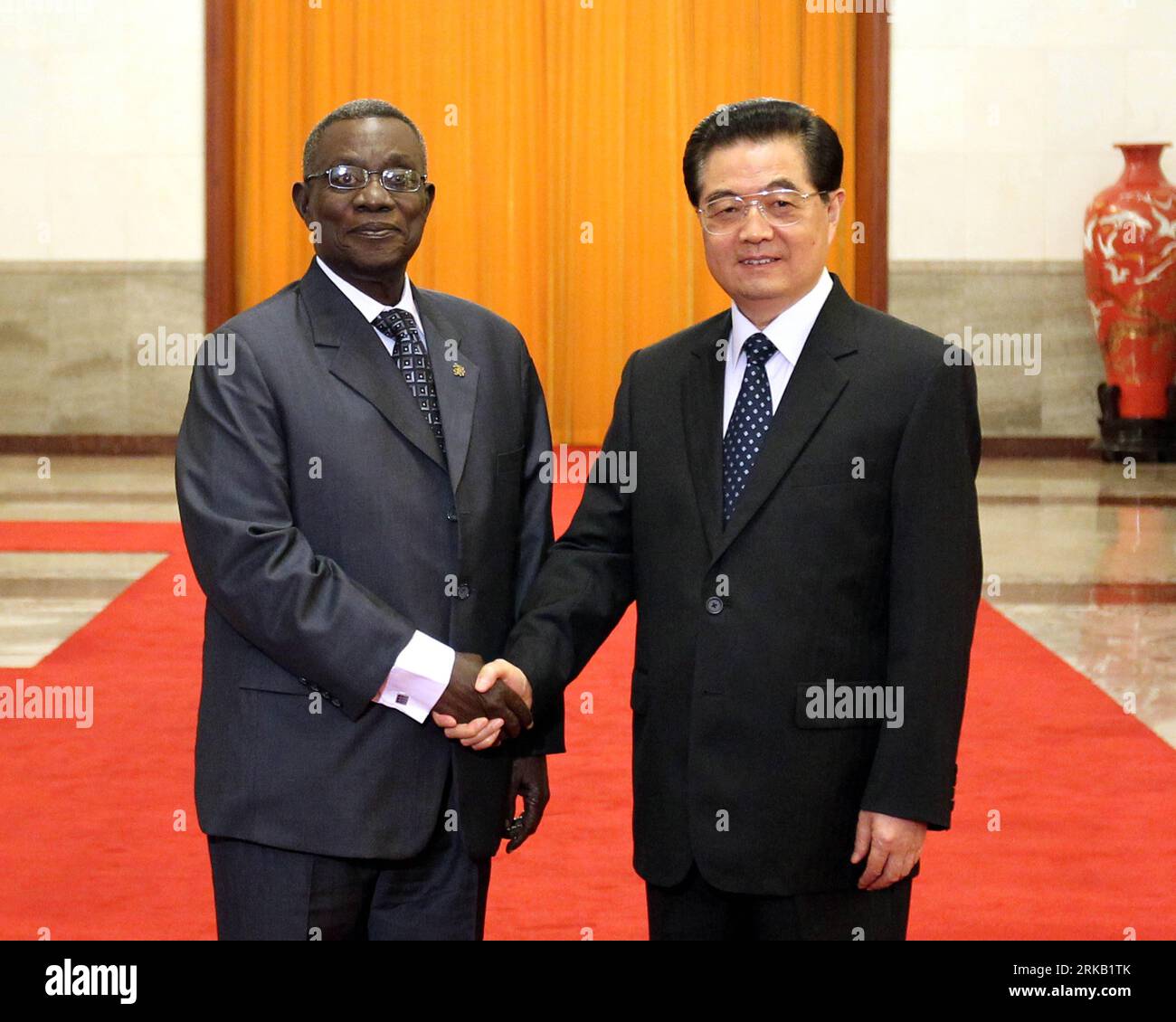 Bildnummer: 54445139  Datum: 20.09.2010  Copyright: imago/Xinhua (100920) -- BEIJING, Sept. 20, 2010 (Xinhua) -- Chinese President Hu Jintao (R) shakes hands with his Ghanaian counterpart John Evans Atta Mills during a welcoming ceremony he holds for Mills at the Great Hall of the in Beijing, capital of China, Sept. 20, 2010. (Xinhua/Ding Lin) CHINA-GHANA-PRESIDENTS-WELCOMING CEREMONY (CN) PUBLICATIONxNOTxINxCHN People Politik kbdig xdp 2010 quadrat premiumd xint     Bildnummer 54445139 Date 20 09 2010 Copyright Imago XINHUA  Beijing Sept 20 2010 XINHUA Chinese President HU Jintao r Shakes Han Stock Photo