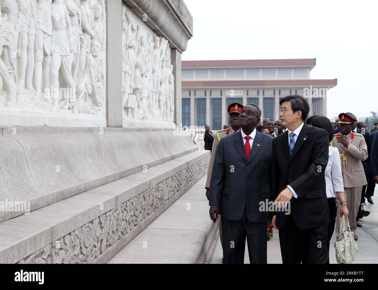 Bildnummer: 54445131  Datum: 20.09.2010  Copyright: imago/Xinhua (100920) -- BEIJING, Sept. 20, 2010 (Xinhua) -- Ghana s President John Evans Atta Mills (L) visits the Monument to the  s Heroes in Beijing, capital of China, on Sept. 20, 2010. (Xinhua/Ding Lin) (wxy) CHINA-BEIJING-GHANA S PRESIDENT-VISIT (CN) PUBLICATIONxNOTxINxCHN People Politik kbdig xdp 2010 quer    Bildnummer 54445131 Date 20 09 2010 Copyright Imago XINHUA  Beijing Sept 20 2010 XINHUA Ghana S President John Evans Atta Mills l visits The Monument to The S Heroes in Beijing Capital of China ON Sept 20 2010 XINHUA Thing Lin wx Stock Photo