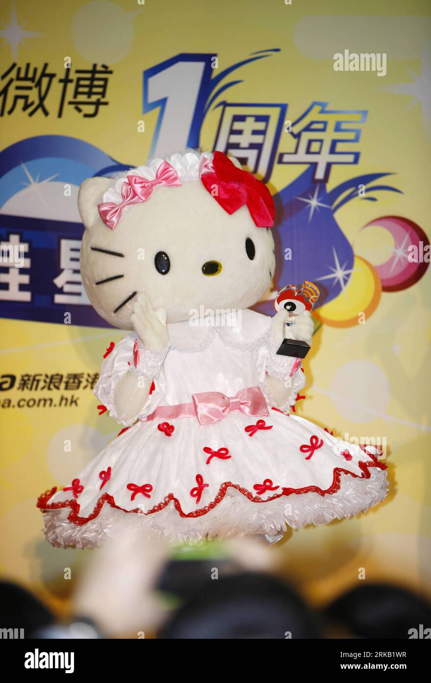 Bildnummer: 54445114  Datum: 20.09.2010  Copyright: imago/Xinhua (100920) -- HONG KONG, Sept. 20, 2010 (Xinhua) -- Hello Kitty takes her trophy for winning the Sina Weibo Star-Users Awards during Sina Weibo Anniversary Celebration in Hong Kong, south China, Sept. 20, 2010. Sina Weibo Monday presented the Sina Weibo Star-Users Awards to celebrities and organizations who made the best use of Sina Weibo to exert a positive influence on the network and the society at large. (Xinhua/Duan Zhuoli) CHINA-HONG KONG-SINA WEIBO-ANNIVERSARY (CN) PUBLICATIONxNOTxINxCHN People Entertainment Pressetermin kbd Stock Photo