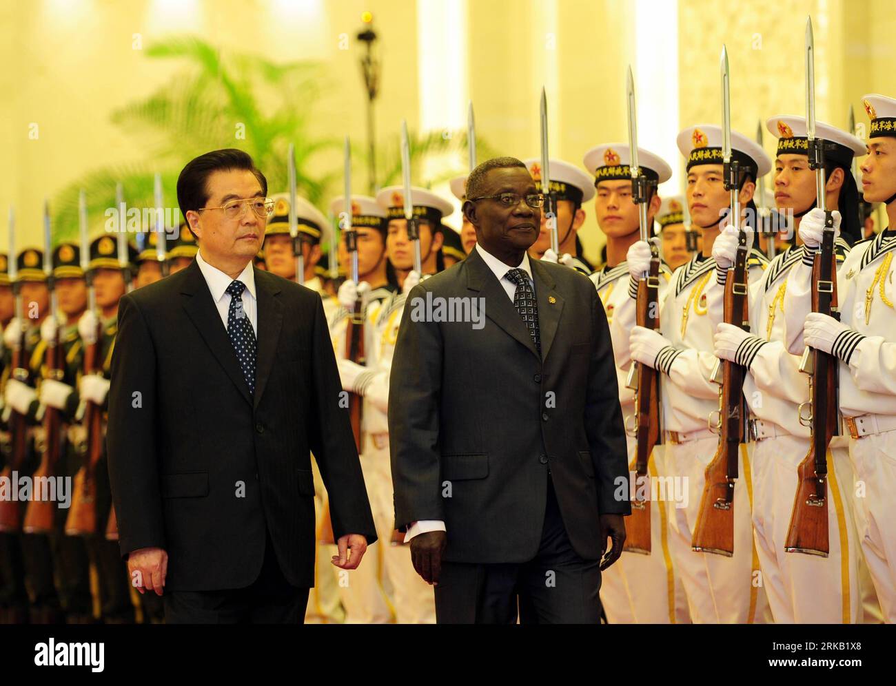 Bildnummer: 54445140  Datum: 20.09.2010  Copyright: imago/Xinhua (100920) -- BEIJING, Sept. 20, 2010 (Xinhua) -- Chinese President Hu Jintao (L) accompanies his Ghanaian counterpart John Evans Atta Mills (2nd L) to inspect the guard of honor during a welcoming ceremony he holds for Mills at the Great Hall of the in Beijing, capital of China, Sept. 20, 2010. (Xinhua/Zhang Duo) CHINA-GHANA-PRESIDENTS-WELCOMING CEREMONY (CN) PUBLICATIONxNOTxINxCHN People Politik kbdig xdp 2010 quer premiumd xint     Bildnummer 54445140 Date 20 09 2010 Copyright Imago XINHUA  Beijing Sept 20 2010 XINHUA Chinese Pr Stock Photo