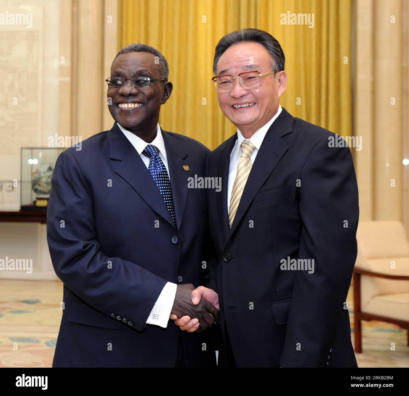 Bildnummer: 54449406  Datum: 21.09.2010  Copyright: imago/Xinhua (100921) -- BEIJING, Sept. 21, 2010 (Xinhua) -- Wu Bangguo (R), chairman of the Standing Committee of China s National People s Congress (NPC), meets with Ghana s President John Evans Atta Mills in Beijing, capital of China, Sept. 21, 2010. (Xinhua/Zhang Duo) (cxy) CHINA-BEIJING-WU BANGGUO-JOHN EVANS ATTA MILLS-MEETING (CN) PUBLICATIONxNOTxINxCHN People Politik kbdig xdp 2010 quadrat     Bildnummer 54449406 Date 21 09 2010 Copyright Imago XINHUA  Beijing Sept 21 2010 XINHUA Wu Bangguo r Chairman of The thing Committee of China S Stock Photo