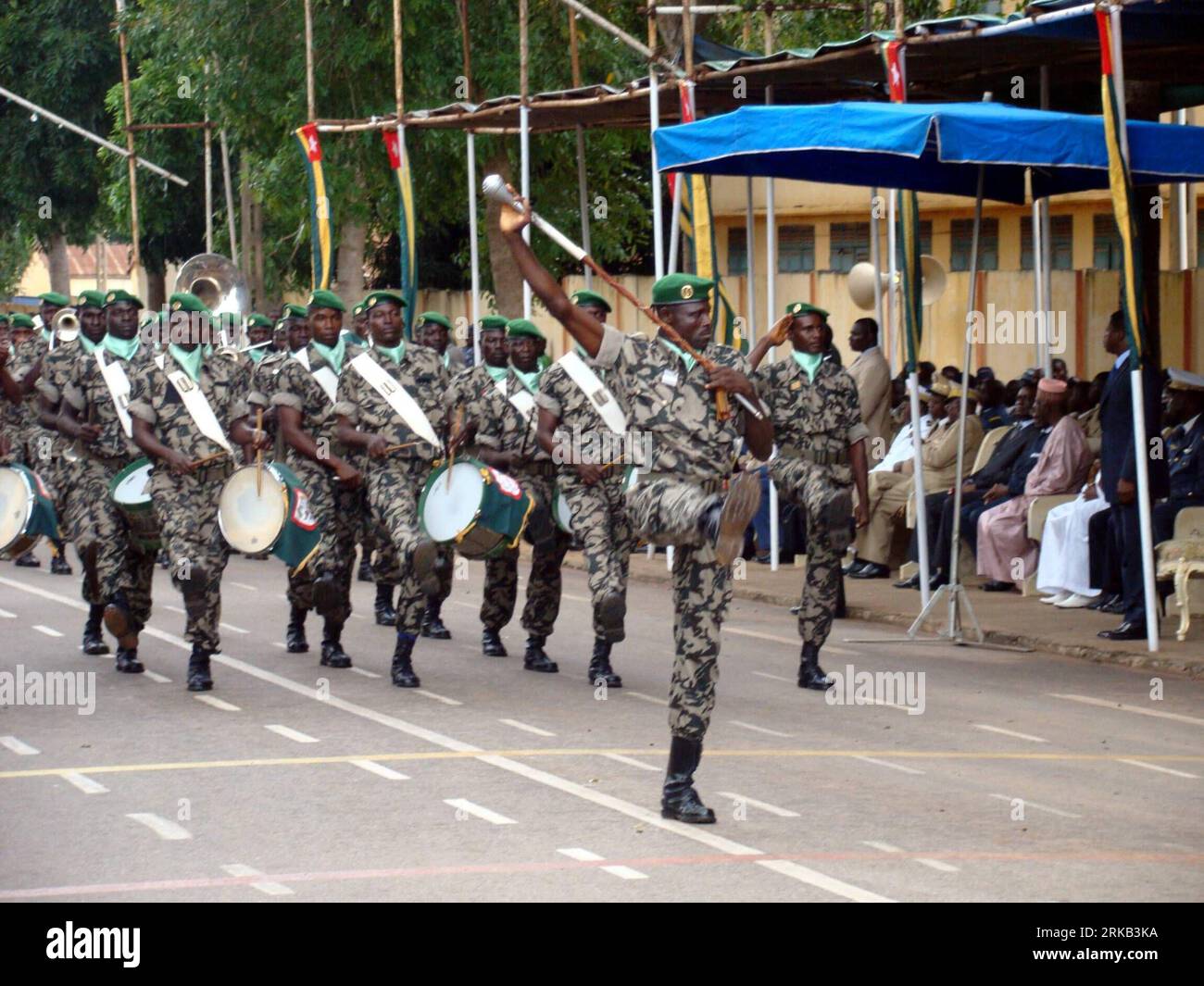 Bildnummer: 54463913  Datum: 23.09.2010  Copyright: imago/Xinhua (100924) -- LOME, Sept. 24, 2010 (Xinhua) -- Soldiers march during a parade marking the 24th anniversary of the terrorism attack which killed more than 30 civilians in 1986, at a casern in Lome, Togo, Sept. 23, 2010. (Xinhua/Victor) (lyi) TOGO-LOME-PARADE PUBLICATIONxNOTxINxCHN Gesellschaft Jahrestag Terroranschlag Militärparade Terror Anschlag kbdig xsk 2010 quer o0 marschieren Stechschritt    Bildnummer 54463913 Date 23 09 2010 Copyright Imago XINHUA  Lome Sept 24 2010 XINHUA Soldiers March during a Parade marking The 24th Anni Stock Photo