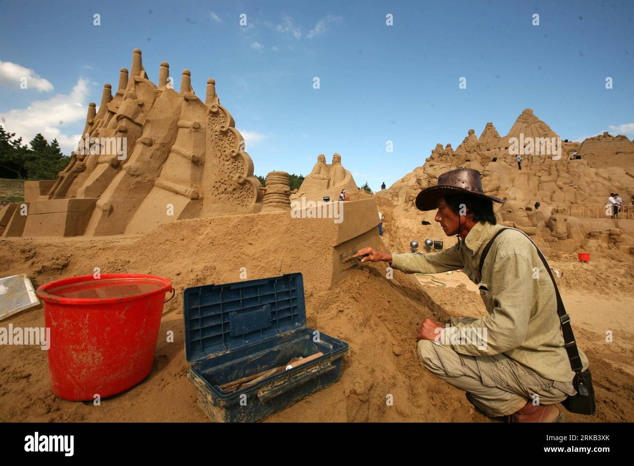 Bildnummer: 54464472  Datum: 24.09.2010  Copyright: imago/Xinhua (100925) -- ZHOUSHAN, Sept. 25, 2010 (Xinhua) -- A foreign artist carves on a sand sculpture in Zhoushan, east China s Zhejiang Province, Sept. 24, 2010. More than 30 artists from home and abroad exhibit their talents, on the theme of a trip to Africa, during a sand sculpture festival here from the 12th to 29th of September, 2010. (Xinhua/Hu Sheyou) (hdt)  CHINA-ZHEJIANG-ZHOUSHAN-SAND SCULPTURE (CN) PUBLICATIONxNOTxINxCHN Kultur Sandskulpturen Carving Sand Skulpturen Sandskulpturenfestival kbdig xng 2010 quer    Bildnummer 544644 Stock Photo