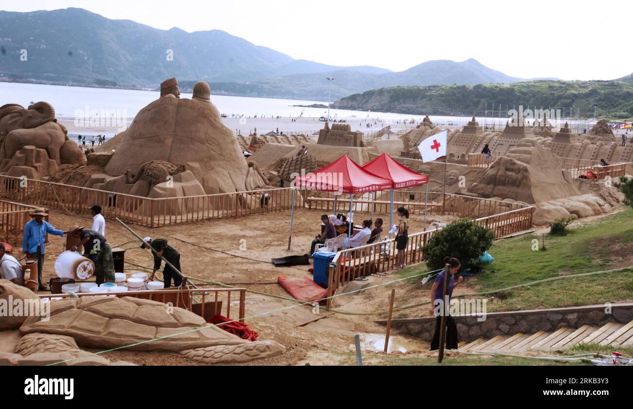 Bildnummer: 54464474  Datum: 24.09.2010  Copyright: imago/Xinhua (100925) -- ZHOUSHAN, Sept. 25, 2010 (Xinhua) -- Photo taken on Sept. 24, 2010 shows sand sculptures in Zhoushan, east China s Zhejiang Province. More than 30 artists from home and abroad exhibit their talents, on the theme of a trip to Africa, during a sand sculpture festival here from the 12th to 29th of September, 2010. (Xinhua/Hu Sheyou) (hdt)  CHINA-ZHEJIANG-ZHOUSHAN-SAND SCULPTURE (CN) PUBLICATIONxNOTxINxCHN Kultur Sandskulpturen Carving Sand Skulpturen Sandskulpturenfestival kbdig xng 2010 quer    Bildnummer 54464474 Date Stock Photo