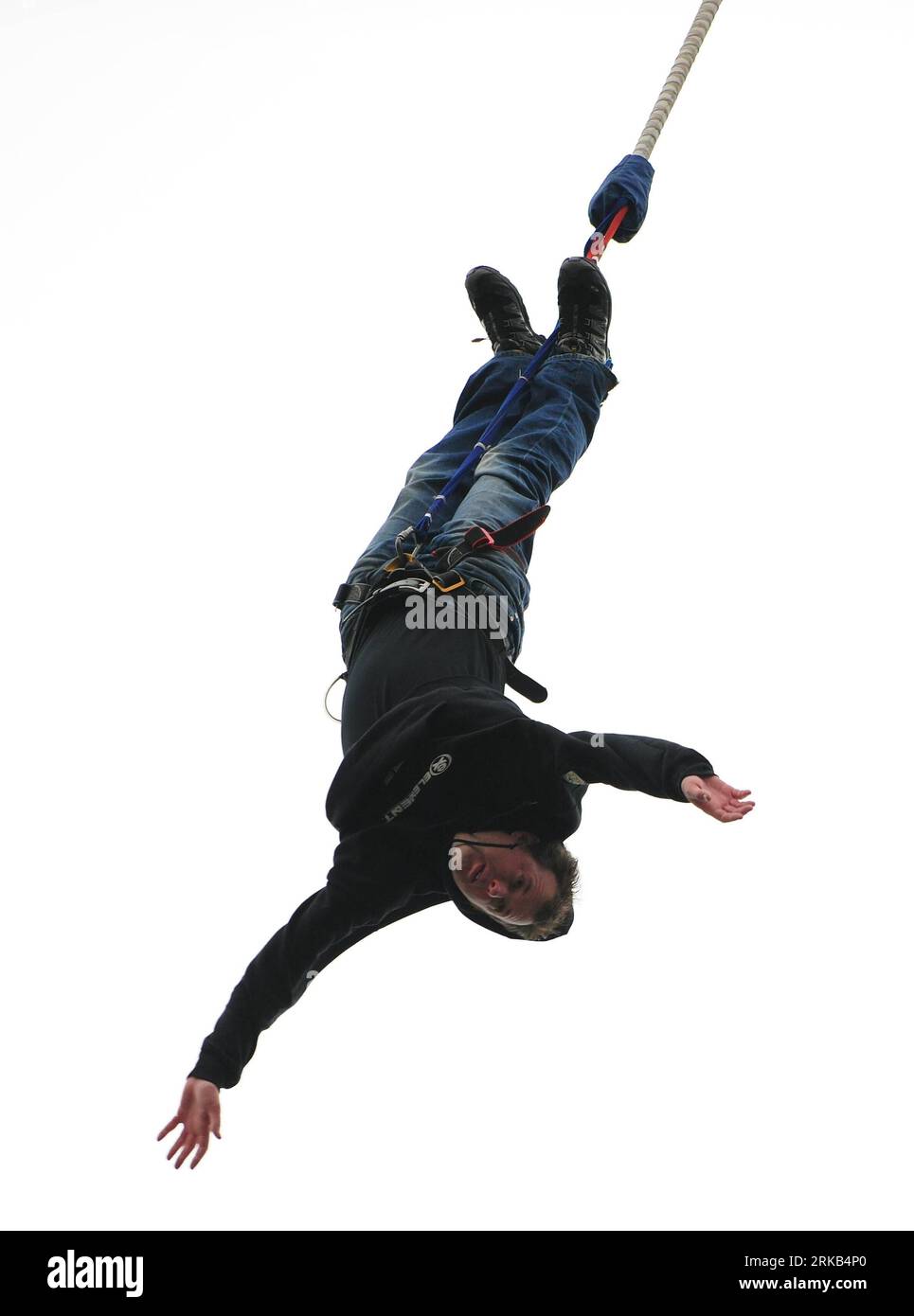 Bildnummer: 54467843  Datum: 26.09.2010  Copyright: imago/Xinhua (100926) -- LONDON, Sept. 26, 2010 (Xinhua) -- James Field bungee jumps during his attempt of setting a new Guinness World Record in London, Britain, Sept. 26, 2010. Field bungee jumped 42 times from over 160 feets (around 55 metres) in one hour, breaking the previous record of 19 times.(Xinhua/Zeng Yi) (zw) BRITAIN-LONDON-BUNGEE JUMP-GUINNESS WORLD RECORD PUBLICATIONxNOTxINxCHN Gesellschaft kbdig xkg 2010 hoch o0 Bungeespringen, Weltrekord, Rekordversuch, Bungeespringer, Bungeejumper,    Bildnummer 54467843 Date 26 09 2010 Copyr Stock Photo
