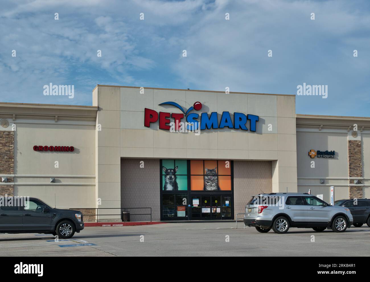 Petsmart storefront hi res stock photography and images Alamy