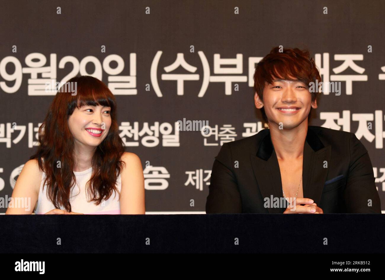Bildnummer: 54474893  Datum: 27.09.2010  Copyright: imago/Xinhua (100927) -- Seoul, Sept. 27, 2010 (Xinhua) -- South Korean actor Jung Ji-hoon (Rain) and actress Lee Na-young speak to media during a production report conference of the TV drama Fugitive Plan B in Seoul, South Korea, Sept. 27, 2010. (Xinhua/Park Jin-hee)(zf) SOUTH KOREA-ENTERTAINMENT-TV DRAMA-RAIN PUBLICATIONxNOTxINxCHN Entertainment People TV Film vdig xub 2010 quer     Bildnummer 54474893 Date 27 09 2010 Copyright Imago XINHUA  Seoul Sept 27 2010 XINHUA South Korean Actor Young ji Hoon Rain and actress Lee Na Young speak to Me Stock Photo