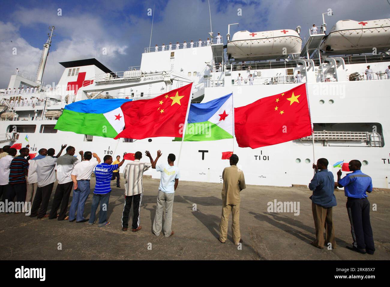 Bildnummer: 54485732  Datum: 29.09.2010  Copyright: imago/Xinhua (100929) -- DJIBOUTI, Sept. 29, 2010 (Xinhua) -- wave national flags of China and Djibouti in front of China s hospital ship Peace Ark at the port of Djibouti, Sept. 29, 2010. The Peace Ark left for Kenya on Wednesday after providing medical services for local residents in Djibouti for a week. (Xinhua/Zha Chunming) (nxl) DJIBOUTI-CHINA-HOSPITAL SHIP-PEACE ARK-DEPARTURE PUBLICATIONxNOTxINxCHN Gesellschaft Friedensschiff Abschied Verabschiedung Schiff kbdig xsk 2010 quer  Hospitalschiff Krankenhausschiff    Bildnummer 54485732 Date Stock Photo