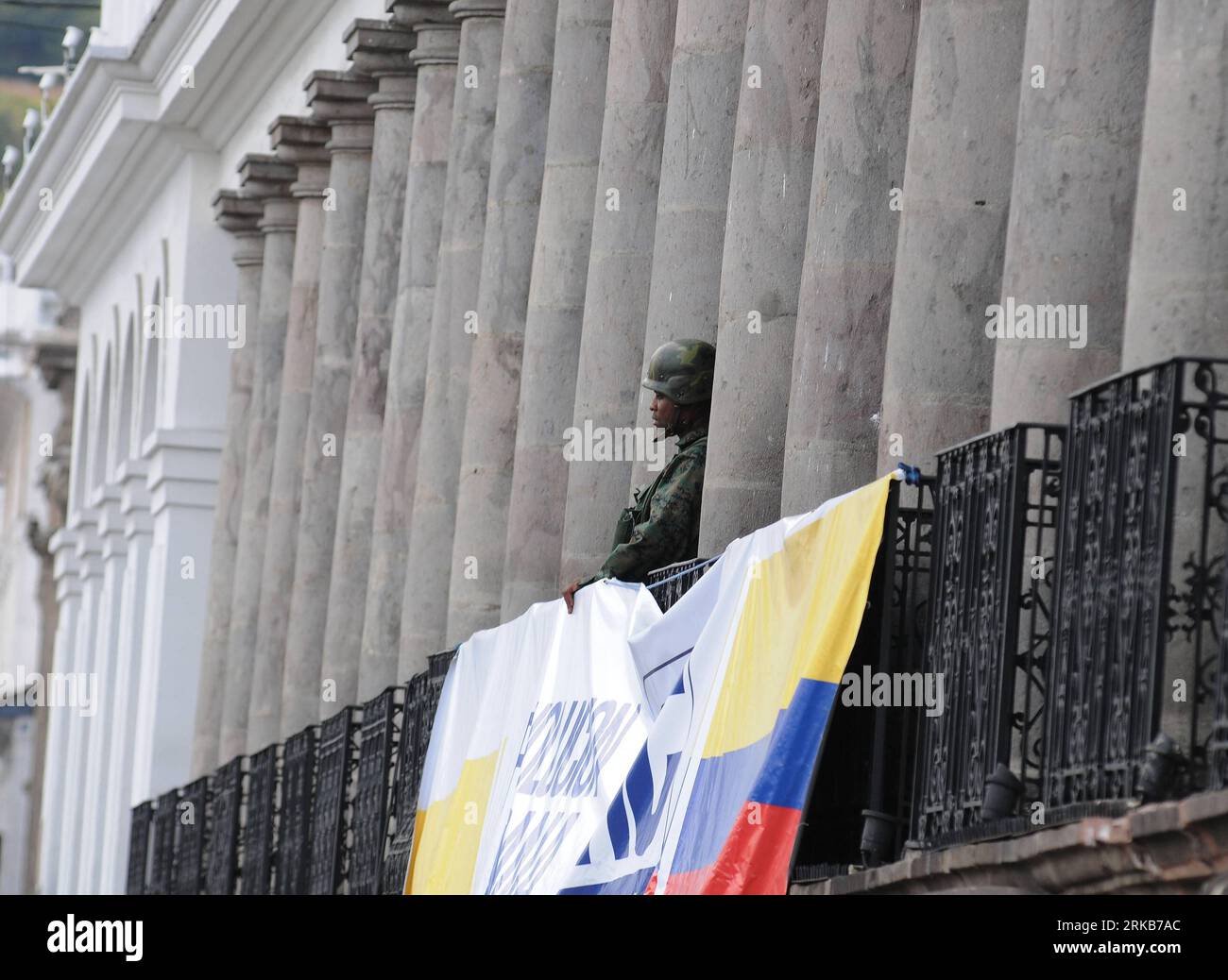 Bildnummer: 54503586  Datum: 01.10.2010  Copyright: imago/Xinhua (101001) -- QUITO, Oct. 1, 2010 (Xinhua) -- An Ecuadorian military soldier stands guard outside the Palacio de Carondelet in Quito, capital of Ecuador, Oct. 1, 2010. Order had apparently returned to Ecuador Friday morning after President Rafael Correa returned safely late Thursday to the presidential palace from a police hospital where he was stranded. Security forces on Thursday staged a protest in Quito against a law passed earlier by the National Assembly that cut benefits for the officers and the unrest quickly spread to some Stock Photo
