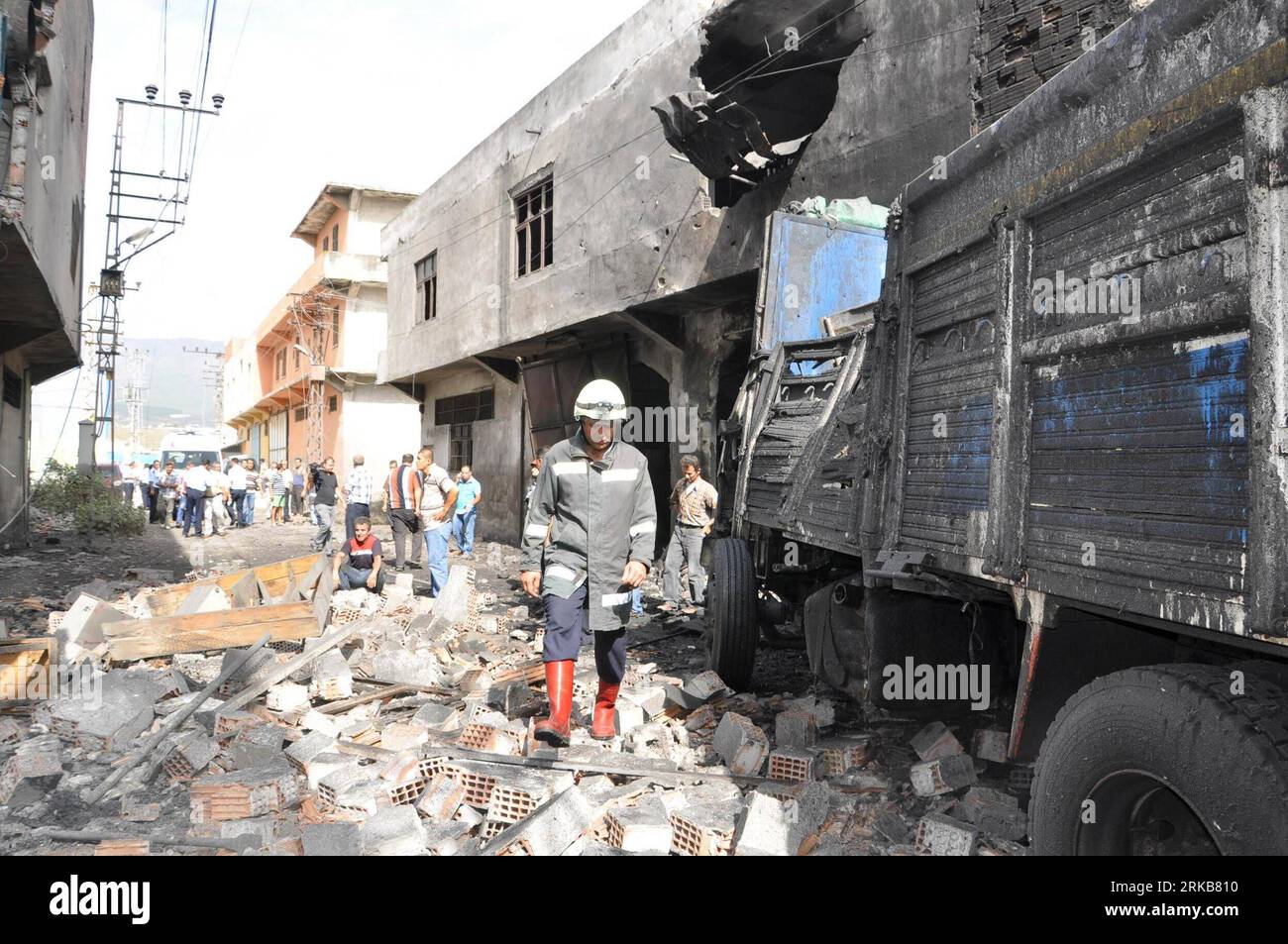 Bildnummer: 54509234  Datum: 03.10.2010  Copyright: imago/Xinhua (101003) -- HATAY, Oct. 3, 2010 (Xinhua) -- Rescue workers clear the explosion site in Dericiler area of Guzelburc town in Hatay province, southern Turkey, Oct. 3, 2010. Three were died and five others injured in an explosion at a leather workshop here on Sunday. (Xinhua/Anatolia News Agency) (gj) TURKEY-HATAY-LEATHER WORKSHOP-BLAST PUBLICATIONxNOTxINxCHN Gesellschaft premiumd kbdig xkg 2010 quer    Bildnummer 54509234 Date 03 10 2010 Copyright Imago XINHUA  Hatay OCT 3 2010 XINHUA Rescue Workers Clear The Explosion Site in Deric Stock Photo