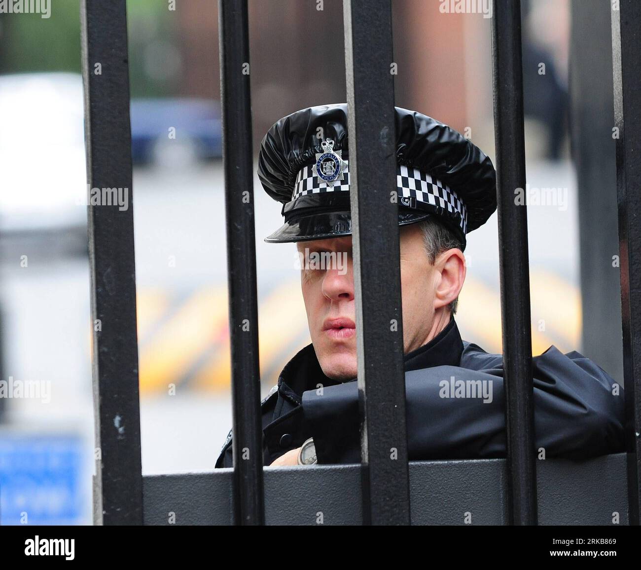 Bildnummer: 54509886  Datum: 04.10.2010  Copyright: imago/Xinhua (101004) -- LONDON, Oct. 4, 2010 (Xinhua) -- A policemen stands guard at the entrance to Downing Street in London, Britain, Oct. 4, 2010. Britain s Foreign Office issued its latest warning on Sunday for its citizens travelling in France and Germany that there was a high threat of terrorism in the two European countries. (Xinhua/Zeng Yi) UK-TERRORISM-WARNING PUBLICATIONxNOTxINxCHN Politik Terrorismus Terrorwarnung Sicherheit kbdig xmk 2010 quadrat premiumd     Bildnummer 54509886 Date 04 10 2010 Copyright Imago XINHUA  London OCT Stock Photo