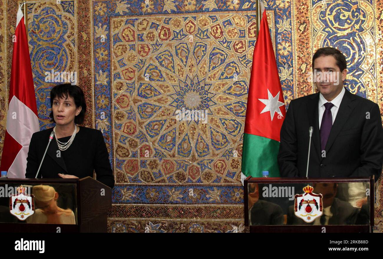 Bildnummer: 54510334  Datum: 04.10.2010  Copyright: imago/Xinhua (Amman October 4, 2010.(Xinhua) Swiss President Doris Leuthard, left,attends a joint press conference with Jordanian Prime Minister Samir Refai, right, after their meeting, in Amman, Jordan, day. (Xinhua / Mohammad Abu Ghosh) JORDAN-AMMAN-SWITZERLAND-DORIS LEUTHARD-VISIT PUBLICATIONxNOTxINxCHN People Politik Kbdig xdp premiumd 2010 quer    Bildnummer 54510334 Date 04 10 2010 Copyright Imago XINHUA Amman October 4 2010 XINHUA Swiss President Doris Leuthard left Attends a Joint Press Conference With Jordanian Prime Ministers Samir Stock Photo