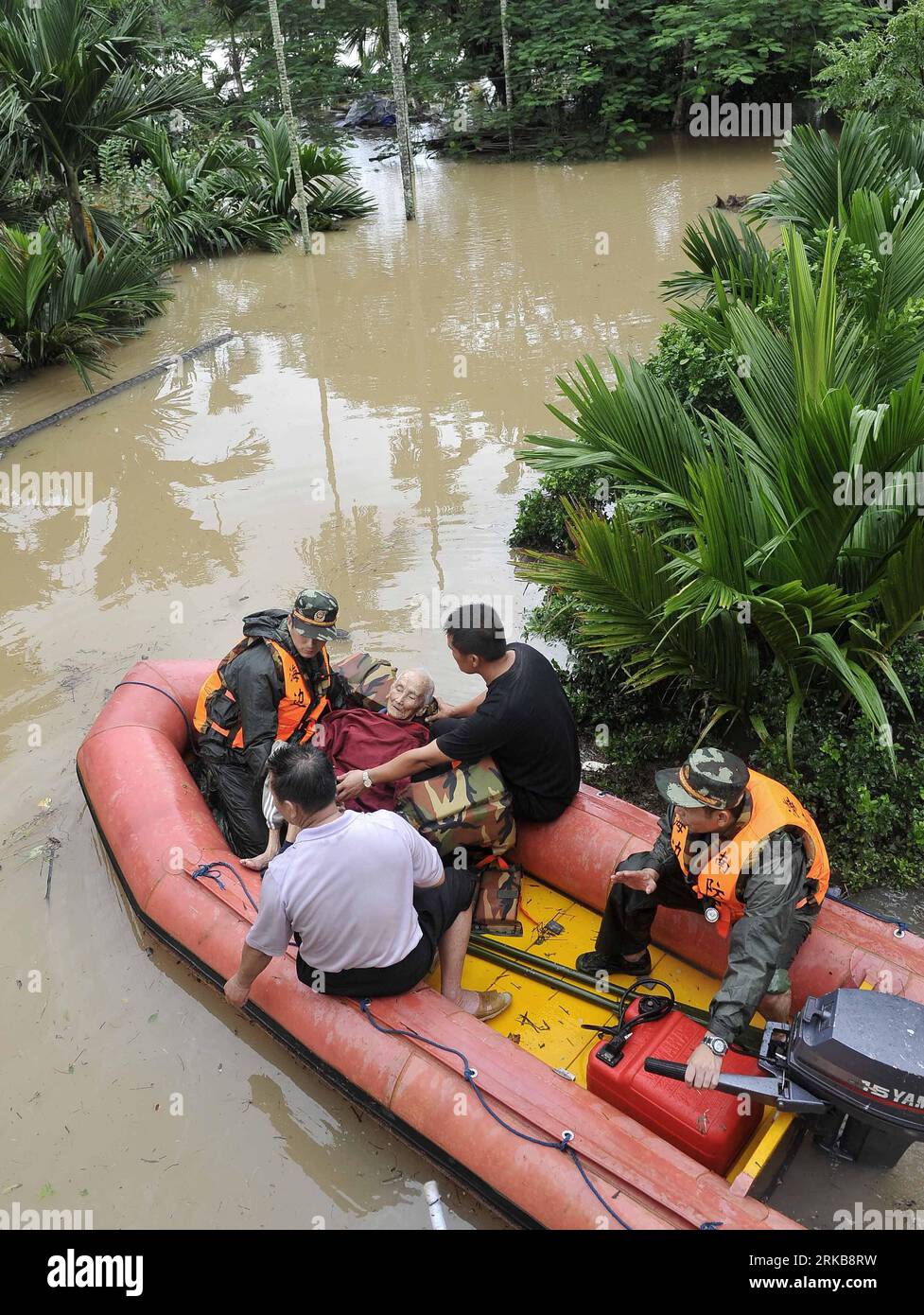 Bildnummer: 54515350  Datum: 06.10.2010  Copyright: imago/Xinhua (101006) -- HAIKOU, Oct. 6, 2010 (Xinhua) -- Rescuers take 99-year-old Wang Yuhua away from her house inundated by floods in Qionghai, south China s Hainan Province, Oct. 6, 2010. The continuous rains inundated more than 100 villages in Qionghai, Lingshui and Wanning of Hainan Provicne and forced nearly 33,000 residents evacuated to safe areas, said local authorities Tuesday. (Xinhua/Guo Cheng) (zn) CHINA-HAINAN-QIONGHAI-FLOODS-RESCUE (CN) PUBLICATIONxNOTxINxCHN Naturkatastrophe Flut kbdig xmk 2010 hoch  o0 Überschwemmung, Rettun Stock Photo
