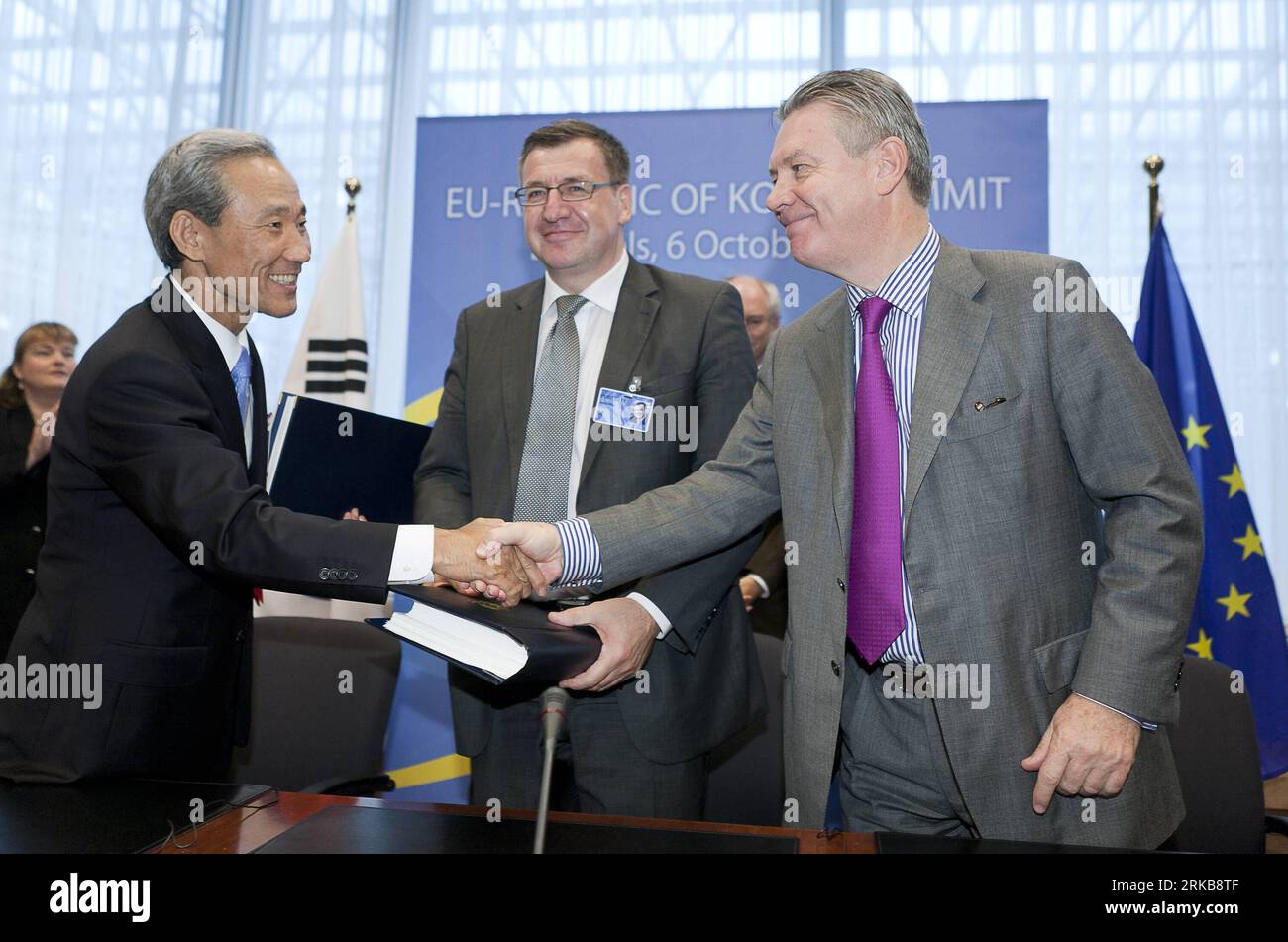 Bildnummer: 54515384  Datum: 06.10.2010  Copyright: imago/Xinhua (101006) -- BRUSSELS, Oct. 6, 2010 (Xinhua) -- South Korean Trade Minister Kim Jong-Hoon (L) shakes hands with European Commissioner for Trade Karel de Gucht (R) as Belgian Minister for Foreign Affairs, President of the European Ministers Council Steven Vanackere (C) looks on after the signing ceremony of a EU-South Korea Free-Trade Agreement in Brussels, capital of Belgium, Oct. 6, 2010. EU and South Korea signed a free trade agreement Wednesday at the EU-Republic of Korea Summit. (Xinhua/Thierry Monasse)(gj) BELGIUM-BRUSSELS-EU Stock Photo