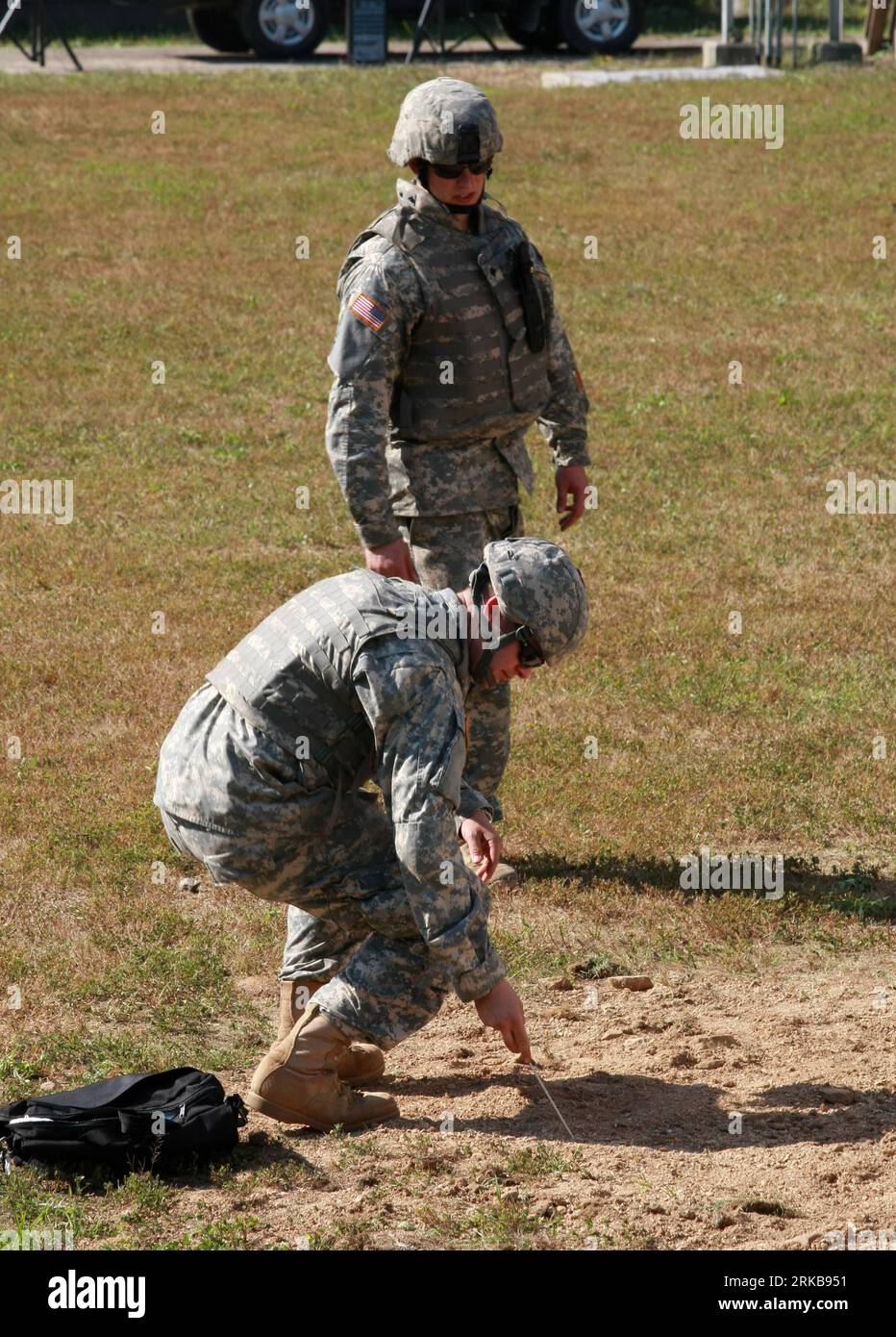 Bildnummer: 54517776  Datum: 07.10.2010  Copyright: imago/Xinhua (101007) -- SEOUL, Oct. 7, 2010 (Xinhua) -- U.S. soldiers of the 718th Ordnance Company Explosive Ordnance Disposal (EOD) look for explosives during an explosive removal training exercise at Rodriguez traing field in Pocheon, Gyeonggi Province of South Korea, on Oct. 7, 2010. (Xinhua/Park Jin-hee) (wh) SOUTH KOREA-MILITARY-TRAINING PUBLICATIONxNOTxINxCHN Gesellschaft Militärübung Militär Übung kbdig xub 2010 hoch  o0 Sprengstoff, Sprengstoffübung, Bombenübung, Entschärfen, Soldat    Bildnummer 54517776 Date 07 10 2010 Copyright I Stock Photo