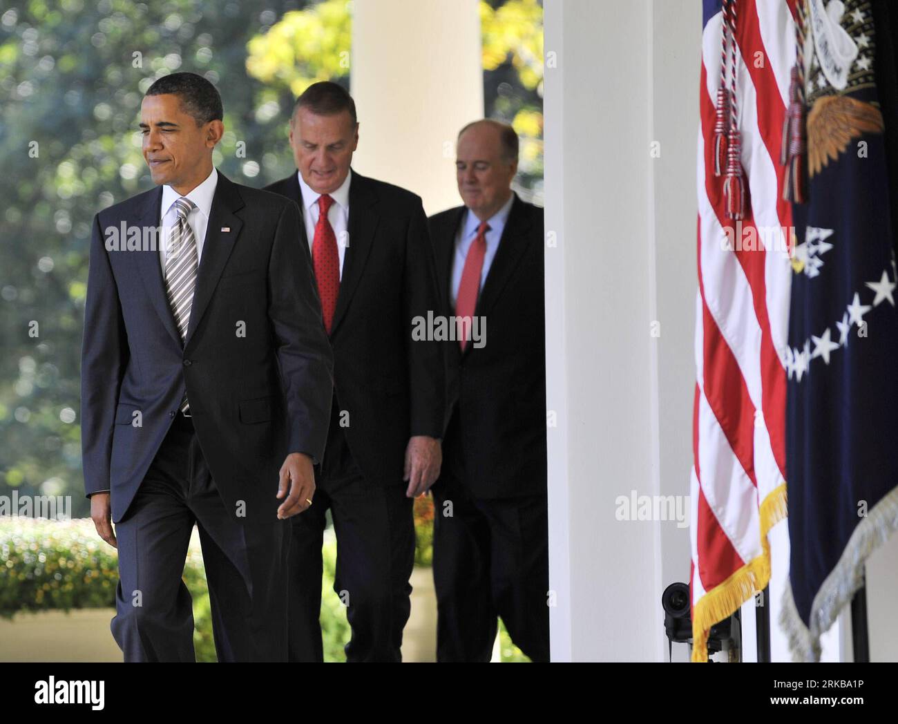 Bildnummer: 54521947  Datum: 08.10.2010  Copyright: imago/Xinhua (101008) -- WASHINGTON, Oct. 8, 2010 (Xinhua) -- U.S. President Barack Obama (L), outgoing National Security Adviser James Jones (C) and his successor Tom Donilon arrive at the Rose Garden of the White House in Washington D.C., the United States, Oct. 8, 2010. Obama said on Friday that his National Security Adviser James Jones will step down by the end of this month, and he will be replaced by his deputy Tom Donilon. (Xinhua/Zhang Jun) (zw) U.S.-WASHINGTON-SECURITY PUBLICATIONxNOTxINxCHN People Politik premiumd kbdig xkg 2010 que Stock Photo