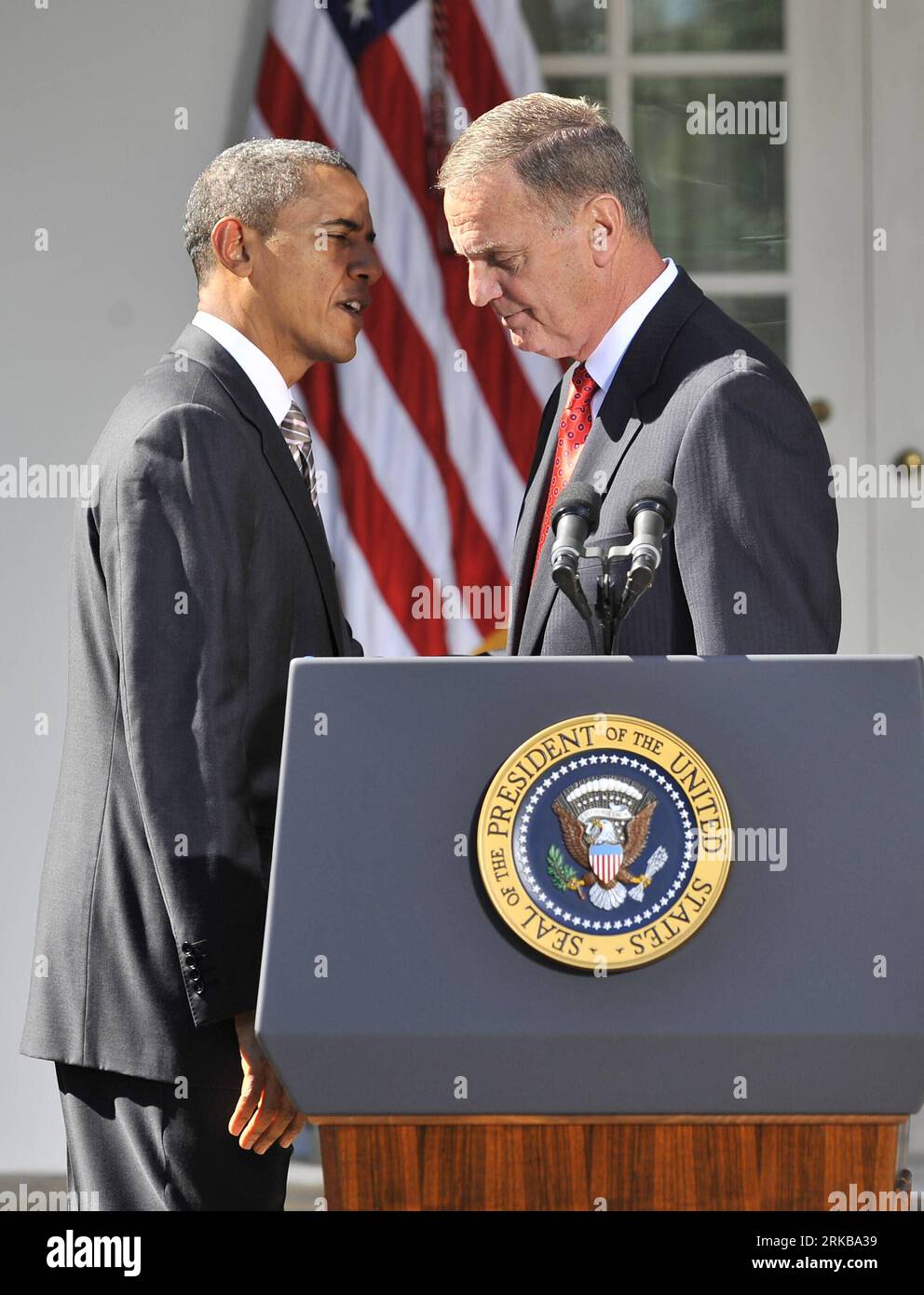 Bildnummer: 54521945  Datum: 08.10.2010  Copyright: imago/Xinhua (101008) -- WASHINGTON, Oct. 8, 2010 (Xinhua) -- U.S. President Barack Obama (L) whispers with outgoing National Security Adviser James Jones in the Rose Garden of the White House in Washington D.C., the United States, Oct. 8, 2010. Obama said on Friday that his National Security Adviser James Jones will step down by the end of this month, and he will be replaced by his deputy Tom Donilon. (Xinhua/Zhang Jun) (zw) U.S.-WASHINGTON-SECURITY PUBLICATIONxNOTxINxCHN People Politik premiumd kbdig xkg 2010 hoch     Bildnummer 54521945 Da Stock Photo