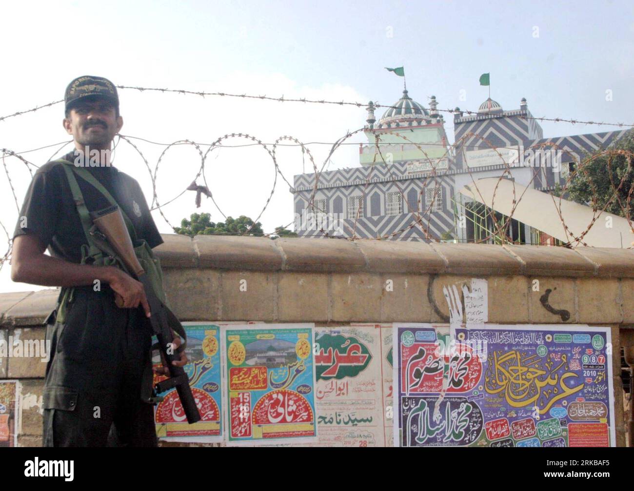 Bildnummer: 54524796  Datum: 10.10.2010  Copyright: imago/Xinhua (101010) -- KARACHI, Oct. 10, 2010 (Xinhua) -- A policeman guards at a shrine named Abdullah Shah Ghazi in the Cliffton area of Karachi, Pakistan, Oct. 10, 2010. At least 14 were killed and 70 others injured in two suicide blasts that took place Thursday night at the shrine of Karachi. (Xinhua/Arshad)(zf) PAKISTAN-KARACHI-SUICIDE ATTACK-SECURITY ALERT PUBLICATIONxNOTxINxCHN Gesellschaft kbdig xkg 2010 quer o0 Polizei    Bildnummer 54524796 Date 10 10 2010 Copyright Imago XINHUA  Karachi OCT 10 2010 XINHUA a Policeman Guards AT a Stock Photo