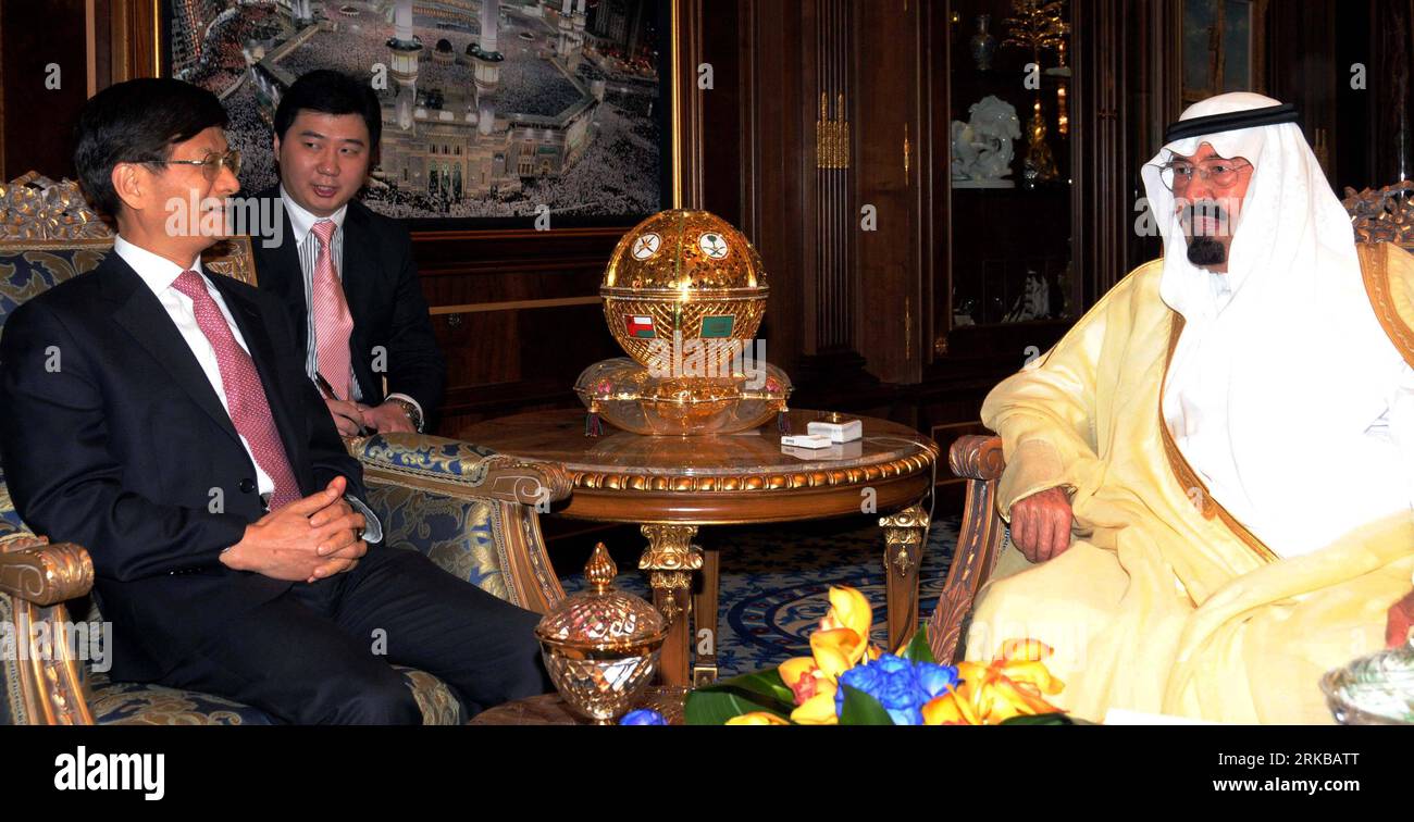 Bildnummer: 54525666  Datum: 10.10.2010  Copyright: imago/Xinhua (101011) -- RIYADH, Oct. 11, 2010 (Xinhua) -- Saudi King Abdullah Bin Abdulaziz (R) talks with Chinese State Councilor Meng Jianzhu(L) during a meeting in Riyadh, Saudi Arabia, Oct. 10, 2010. (Xinhua/Wang Bo)(axy) SAUDI ARABIA-CHINA-ABDULLAH BIN ABDULAZIZ-MEET PUBLICATIONxNOTxINxCHN People Politik kbdig xcb 2010 quer   König Abdullah bin Abdul Aziz Al Saud Abd Abdal Abdalaziz ibn bin     54525666 Date 10 10 2010 Copyright Imago XINHUA  Riyadh OCT 11 2010 XINHUA Saudi King Abdullah am Abdul Aziz r Talks With Chinese State Councilo Stock Photo