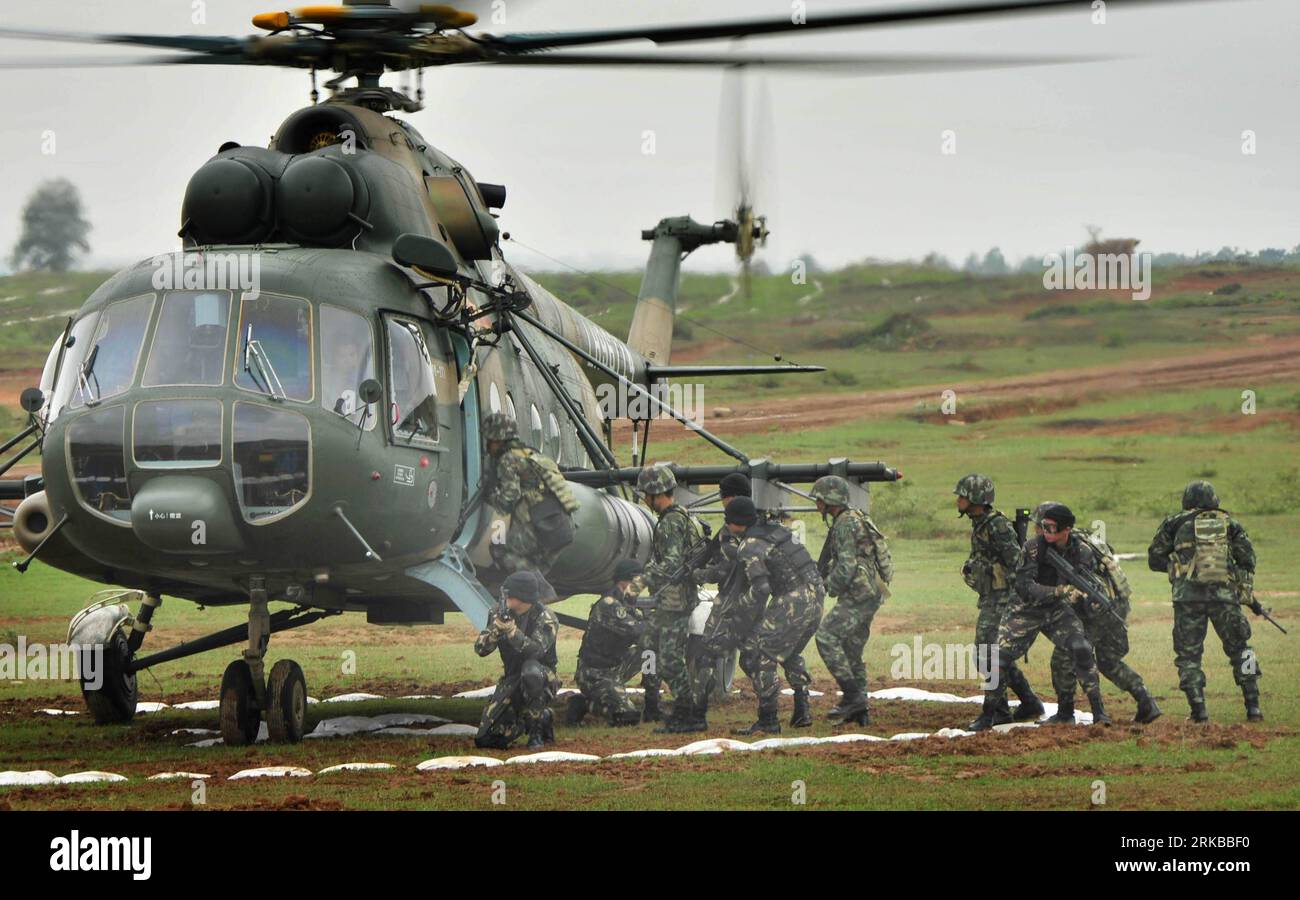 Bildnummer: 54529775  Datum: 12.10.2010  Copyright: imago/Xinhua (101012) -- GUILIN, Oct. 12, 2010 (Xinhua) -- Soldiers prepare for airlanding in Guilin, southwest China s Guangxi Zhuang Autonomous Region, on Oct. 12, 2010. The Strike-2010 joint anti-terrorism drill held by Chinese and Thai special forces launched an airlanding practice Tuesday. (Xinhua/Huang Shuo) (wxy) CHINA-GUILIN-CHINA-THAILAND JOINT ANTI-TERRORISM DRILL (CN) PUBLICATIONxNOTxINxCHN Gesellschaft Militär Anti Terror Einheit Übung kbdig xcb 2010 quer  o0 Militärübung, Soldat, Hubschrauber,    Bildnummer 54529775 Date 12 10 20 Stock Photo