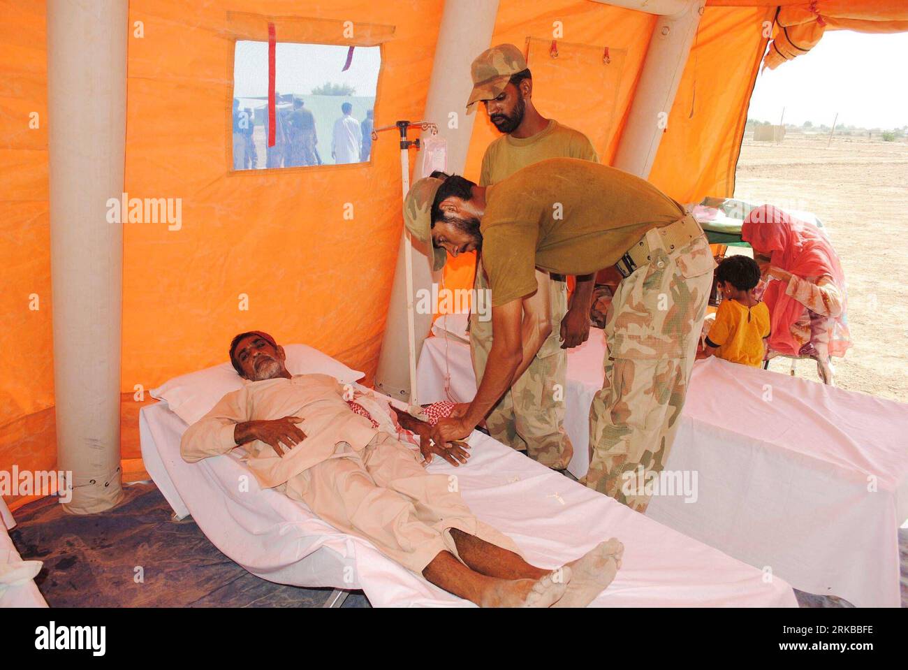 Bildnummer: 54529771  Datum: 12.10.2010  Copyright: imago/Xinhua (101012) -- BALOCHISTAN, Oct. 12, 2010 (Xinhua) -- affected by floods receive medical treatments at a camp established by Pakistan Army in Dera Murad Jamali, southwest Pakistani province of Balochistan, Oct. 12, 2010. (Xinhua/Hassan) (ypf) PAKISTAN-BALOCHISTAN-FLOOD-MEDICAL CAMP PUBLICATIONxNOTxINxCHN Gesellschaft Medizin medizinische Hilfe kbdig xcb 2010 quer  o0 Naturkatastrophen, Überschwemmung, Flut,    Bildnummer 54529771 Date 12 10 2010 Copyright Imago XINHUA  Balochistan OCT 12 2010 XINHUA Affected by floods receive Medica Stock Photo