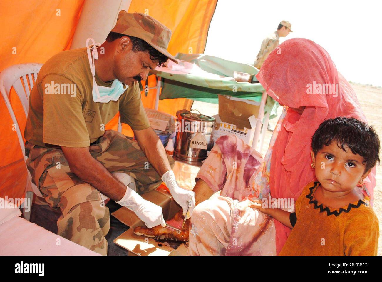 Bildnummer: 54529768  Datum: 12.10.2010  Copyright: imago/Xinhua (101012) -- BALOCHISTAN, Oct. 12, 2010 (Xinhua) -- A woman affected by floods receives medical treatment at a camp established by Pakistan Army in Dera Murad Jamali, southwest Pakistani province of Balochistan, Oct. 12, 2010. (Xinhua/Hassan) (ypf) PAKISTAN-BALOCHISTAN-FLOOD-MEDICAL CAMP PUBLICATIONxNOTxINxCHN Gesellschaft Medizin medizinische Hilfe kbdig xcb 2010 quer o0 Naturkatastrophen, Überschwemmung, Flut,    Bildnummer 54529768 Date 12 10 2010 Copyright Imago XINHUA  Balochistan OCT 12 2010 XINHUA a Woman Affected by floods Stock Photo