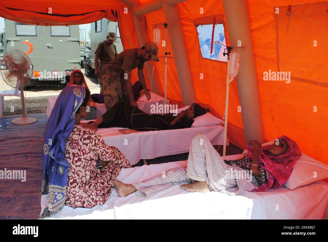 Bildnummer: 54529769  Datum: 12.10.2010  Copyright: imago/Xinhua (101012) -- BALOCHISTAN, Oct. 12, 2010 (Xinhua) -- Women affected by floods receive medical treatments at a camp established by Pakistan Army in Dera Murad Jamali, southwest Pakistani province of Balochistan, Oct. 12, 2010. (Xinhua/Hassan) (ypf) PAKISTAN-BALOCHISTAN-FLOOD-MEDICAL CAMP PUBLICATIONxNOTxINxCHN Gesellschaft Medizin medizinische Hilfe kbdig xcb 2010 quer  o0 Naturkatastrophen, Überschwemmung, Flut,    Bildnummer 54529769 Date 12 10 2010 Copyright Imago XINHUA  Balochistan OCT 12 2010 XINHUA Women Affected by floods re Stock Photo